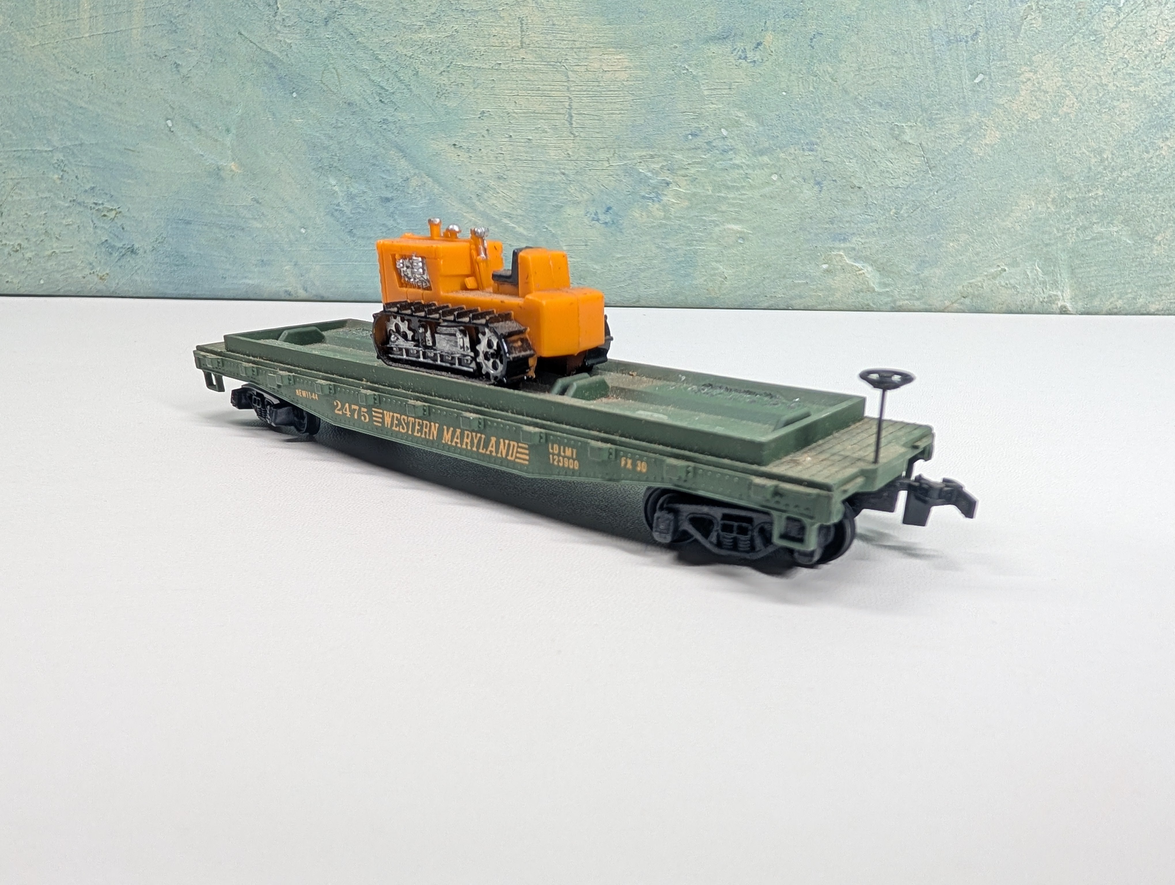 USED Mantua HO Scale Flat Car w/ Tractor Western Maryland WM #2475