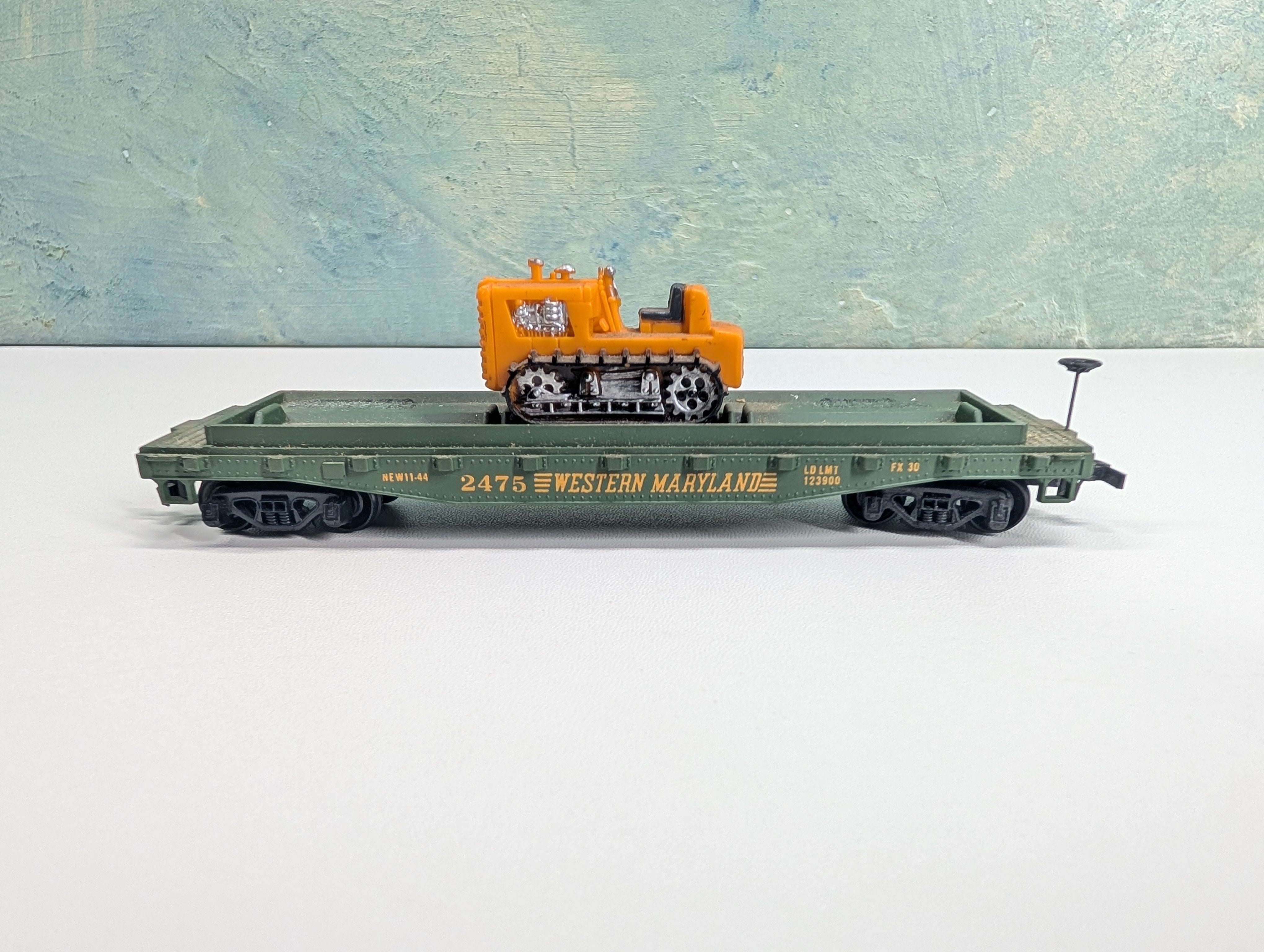 USED Mantua HO Scale Flat Car w/ Tractor Western Maryland WM #2475