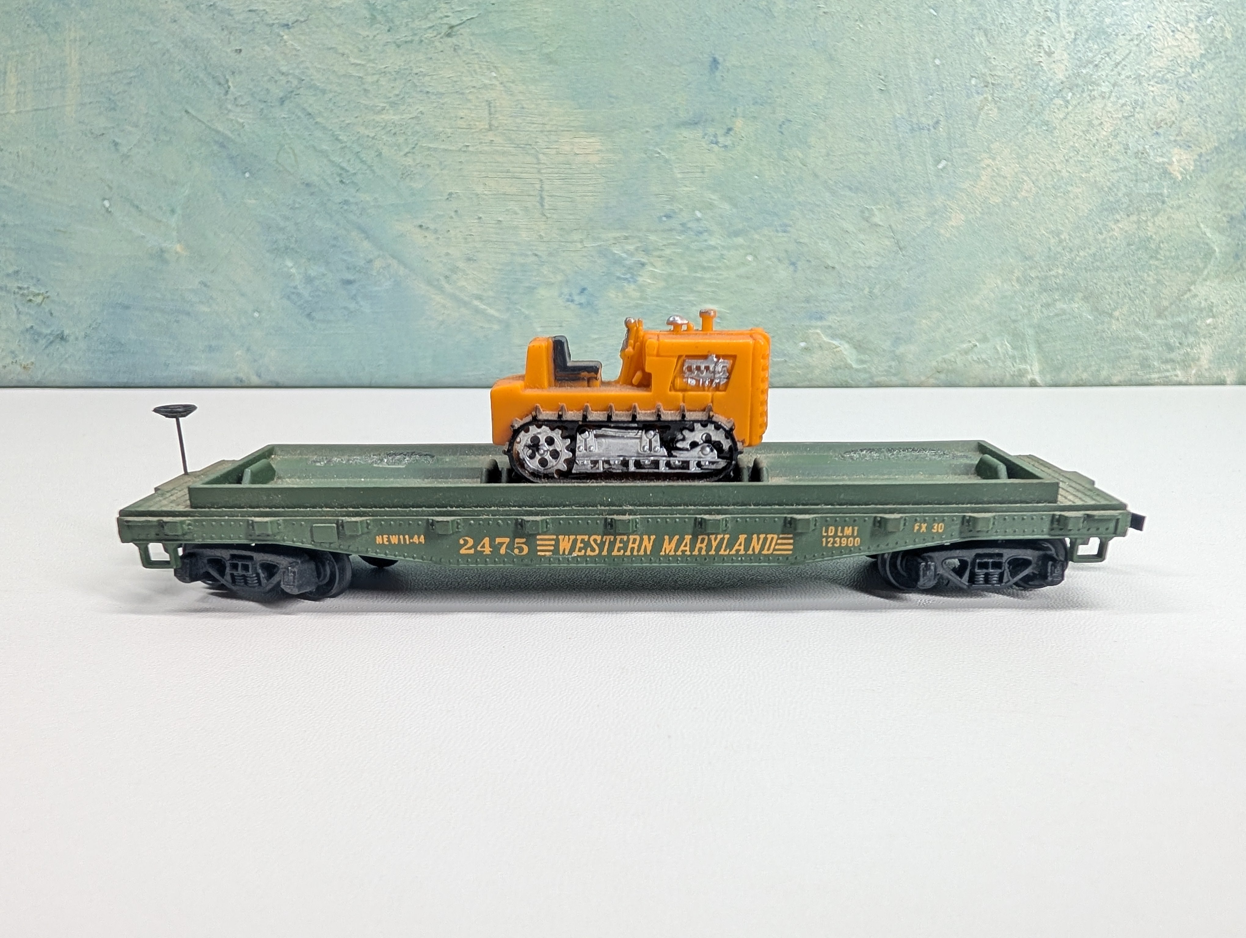 USED Mantua HO Scale Flat Car w/ Tractor Western Maryland WM #2475