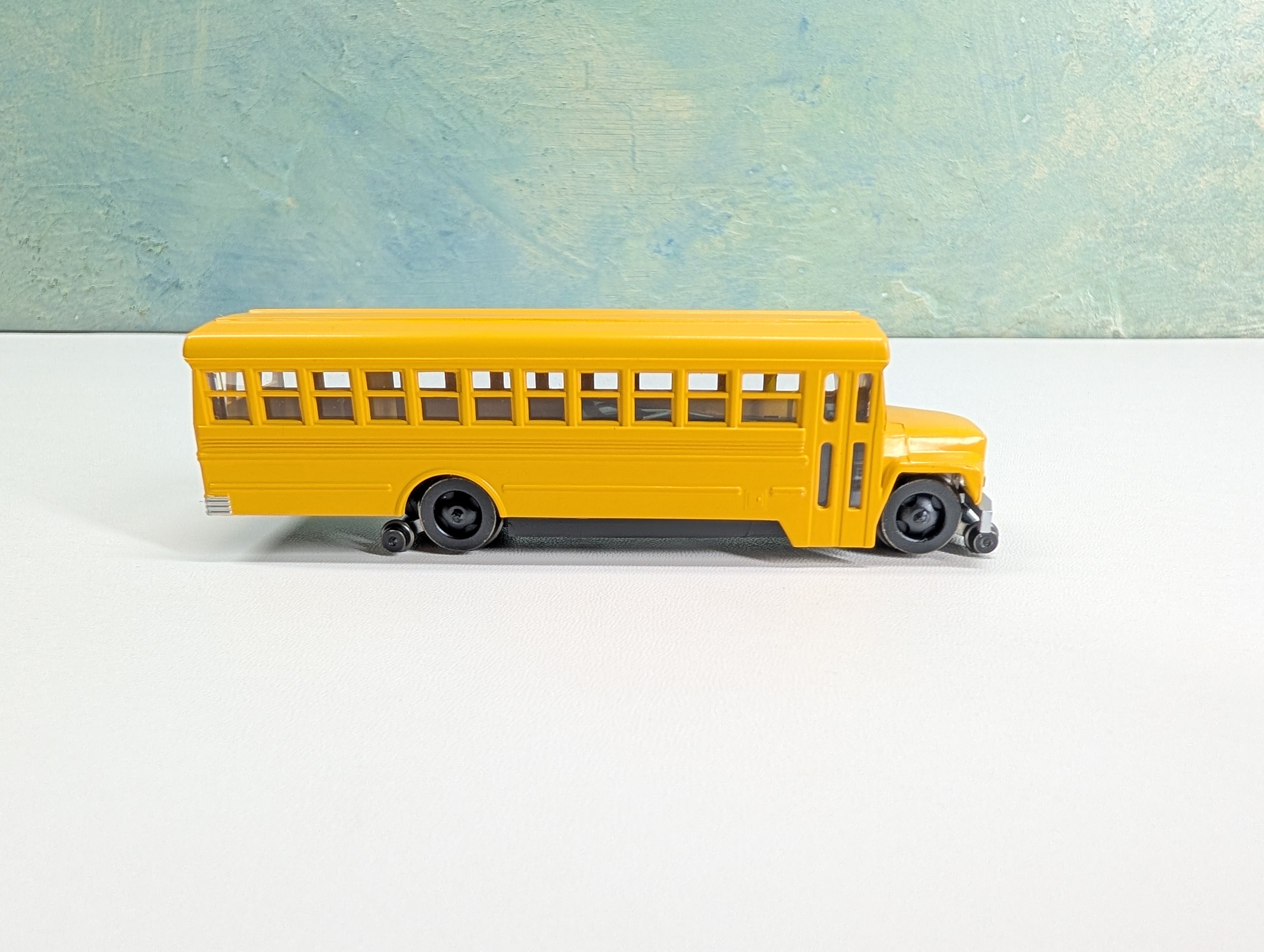 USED Bachmann 46211 HO Scale Bus w/ High Railers Tested! DC