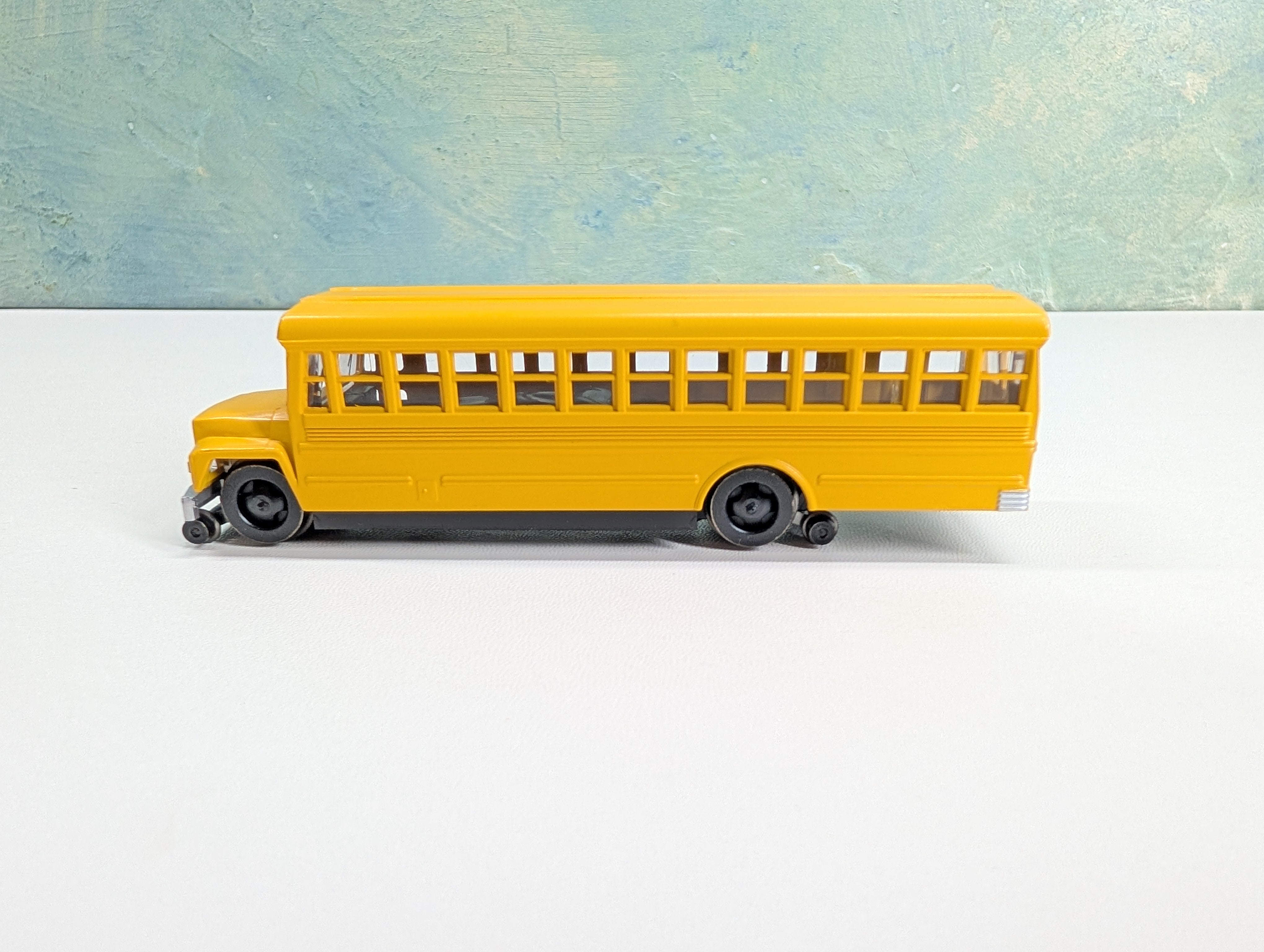 USED Bachmann 46211 HO Scale Bus w/ High Railers Tested! DC