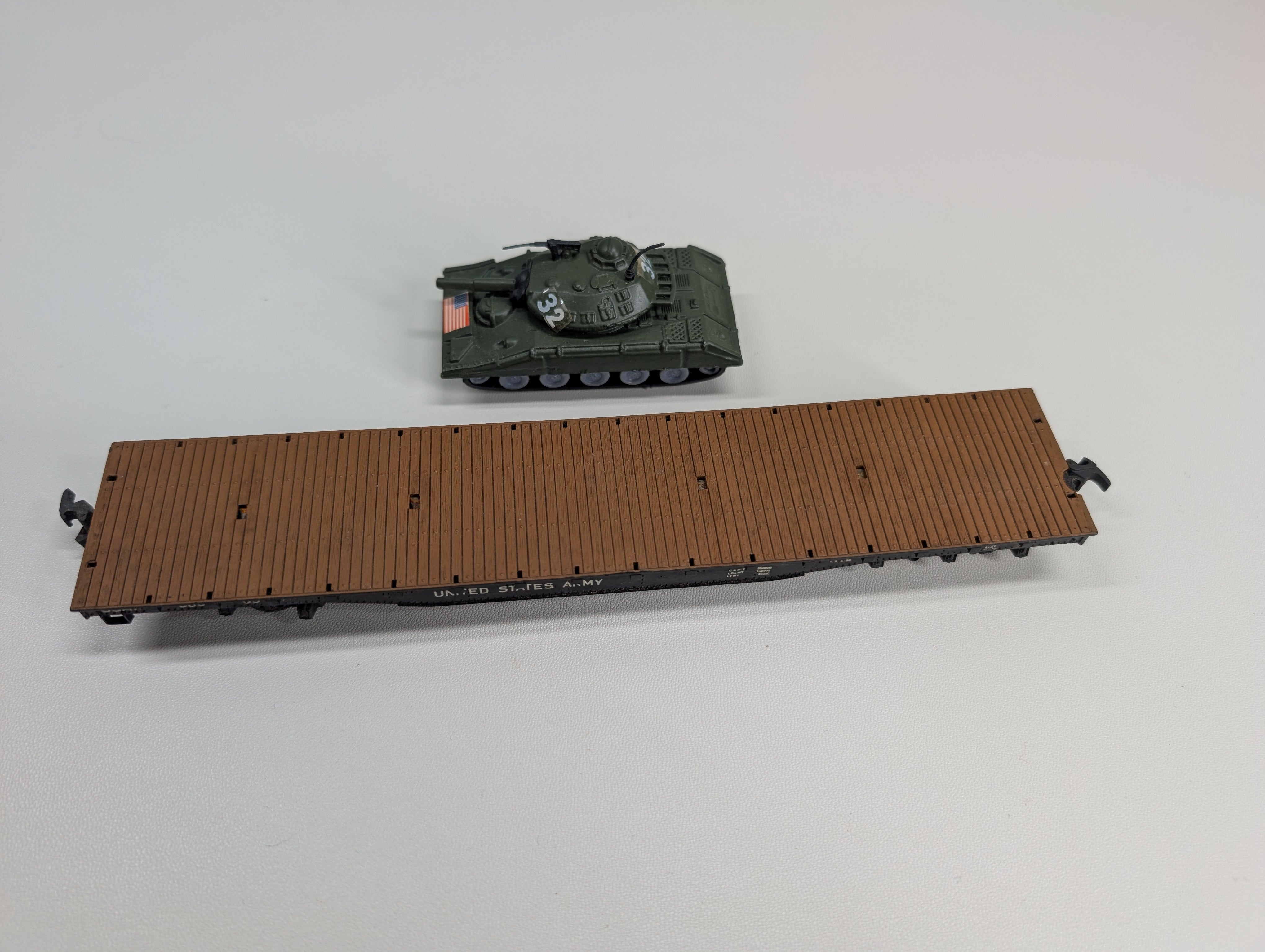 USED HO Scale 54' United States Army Flat Car w/ Tank Load USAX #38065