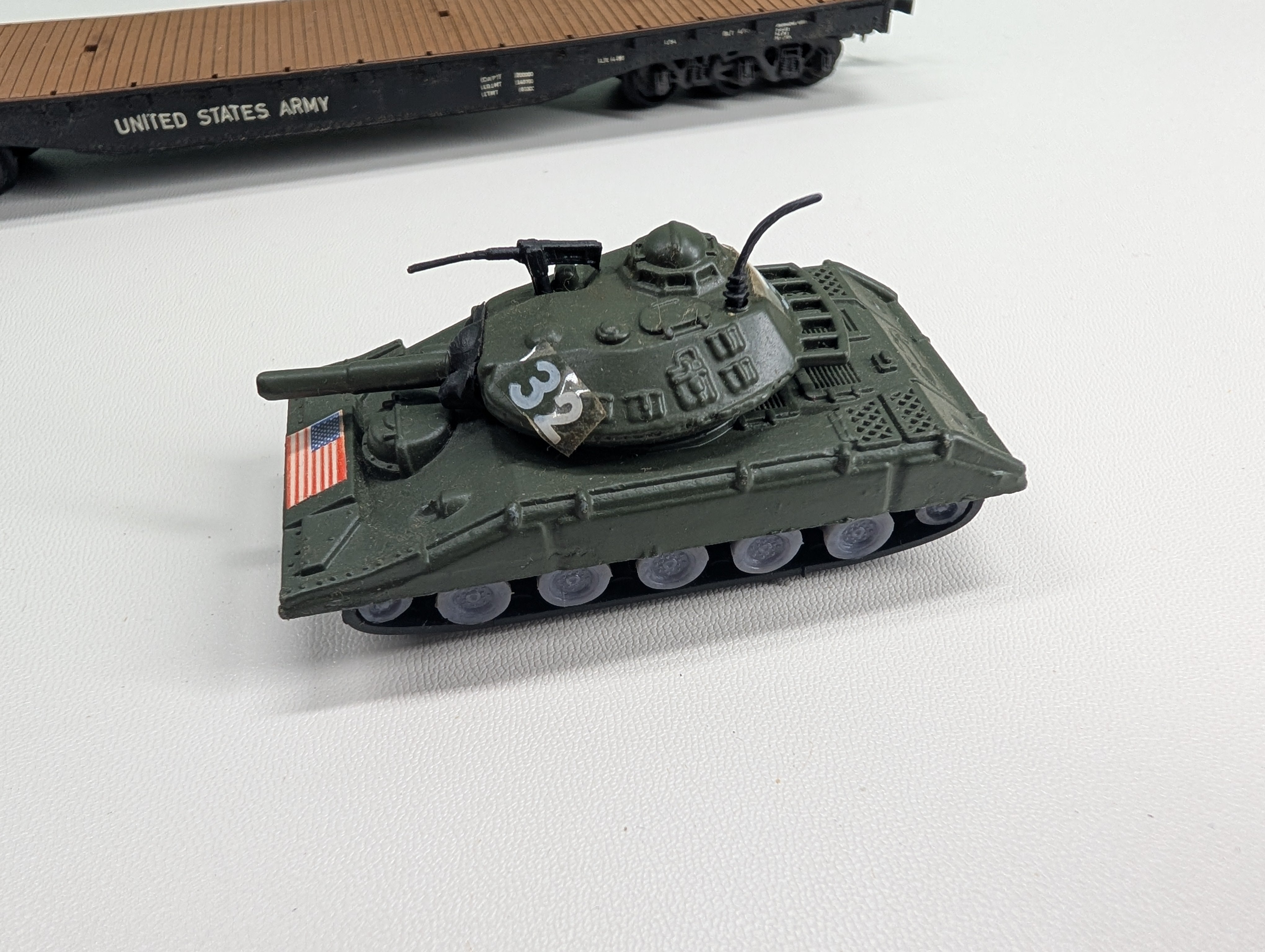 USED HO Scale 54' United States Army Flat Car w/ Tank Load USAX #38065