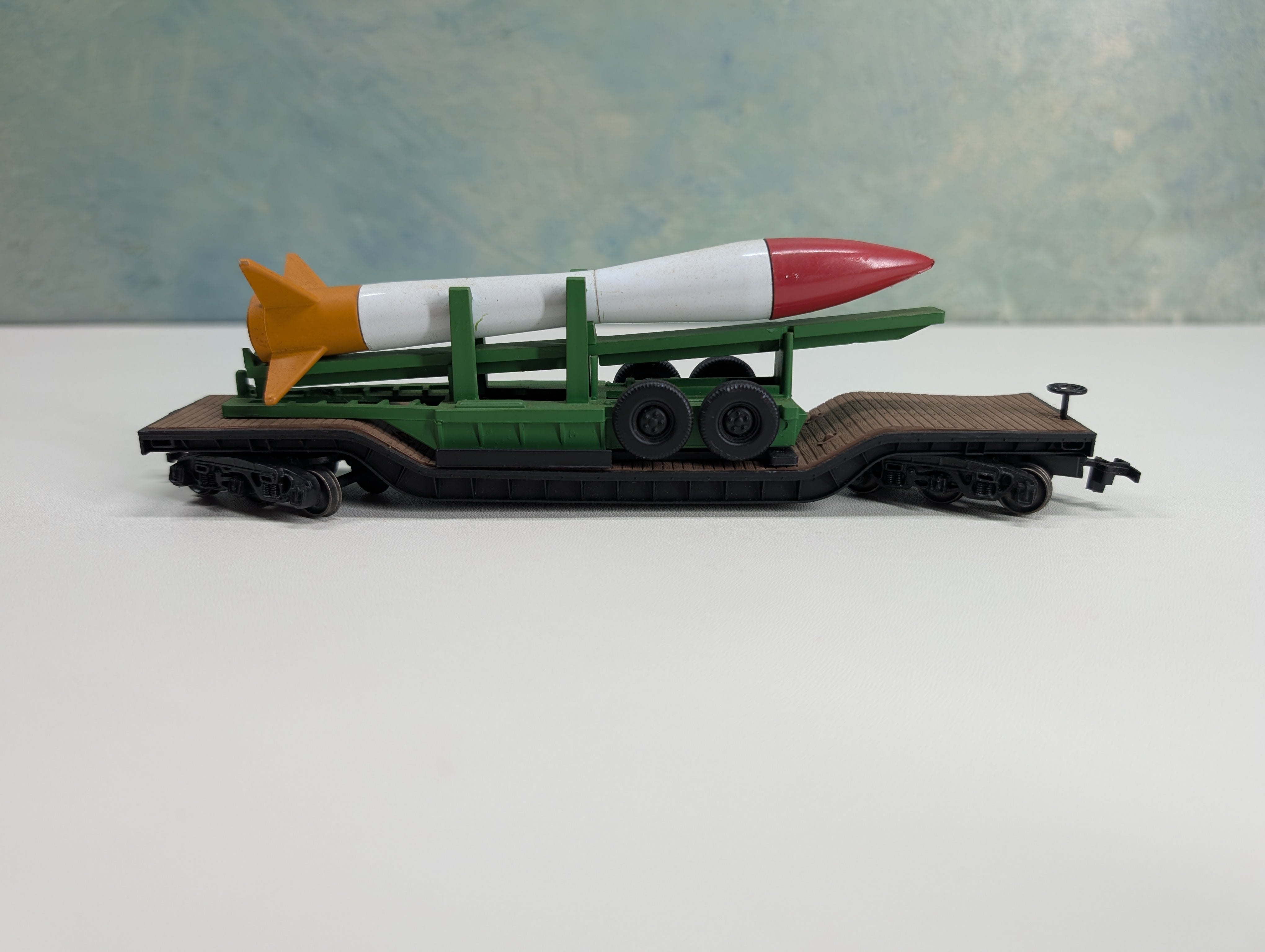 USED Bachmann HO Scale 53' Center Depressed Flat Car w/ Rocket Load Metal Wheels