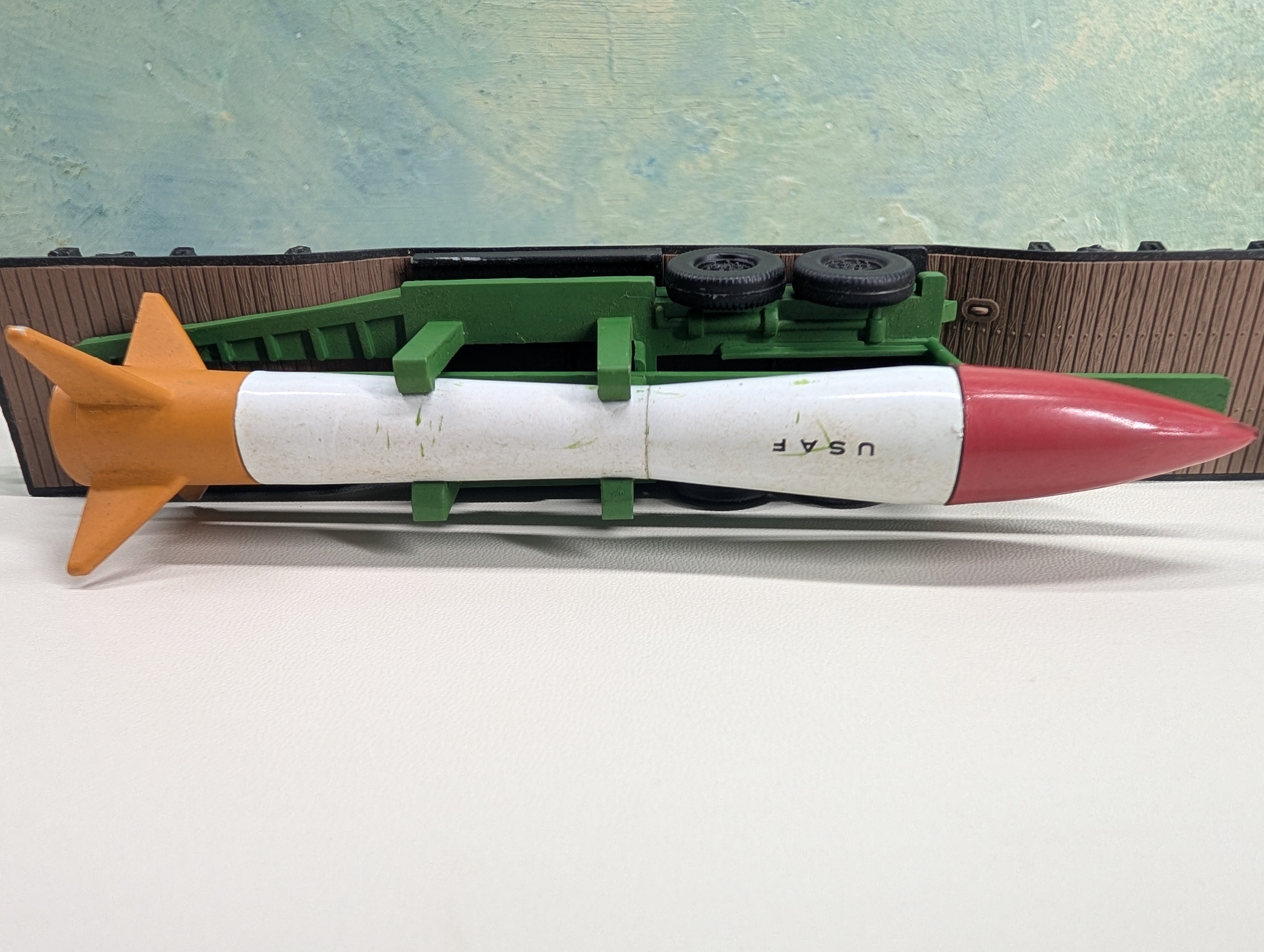 USED Bachmann HO Scale 53' Center Depressed Flat Car w/ Rocket Load Metal Wheels