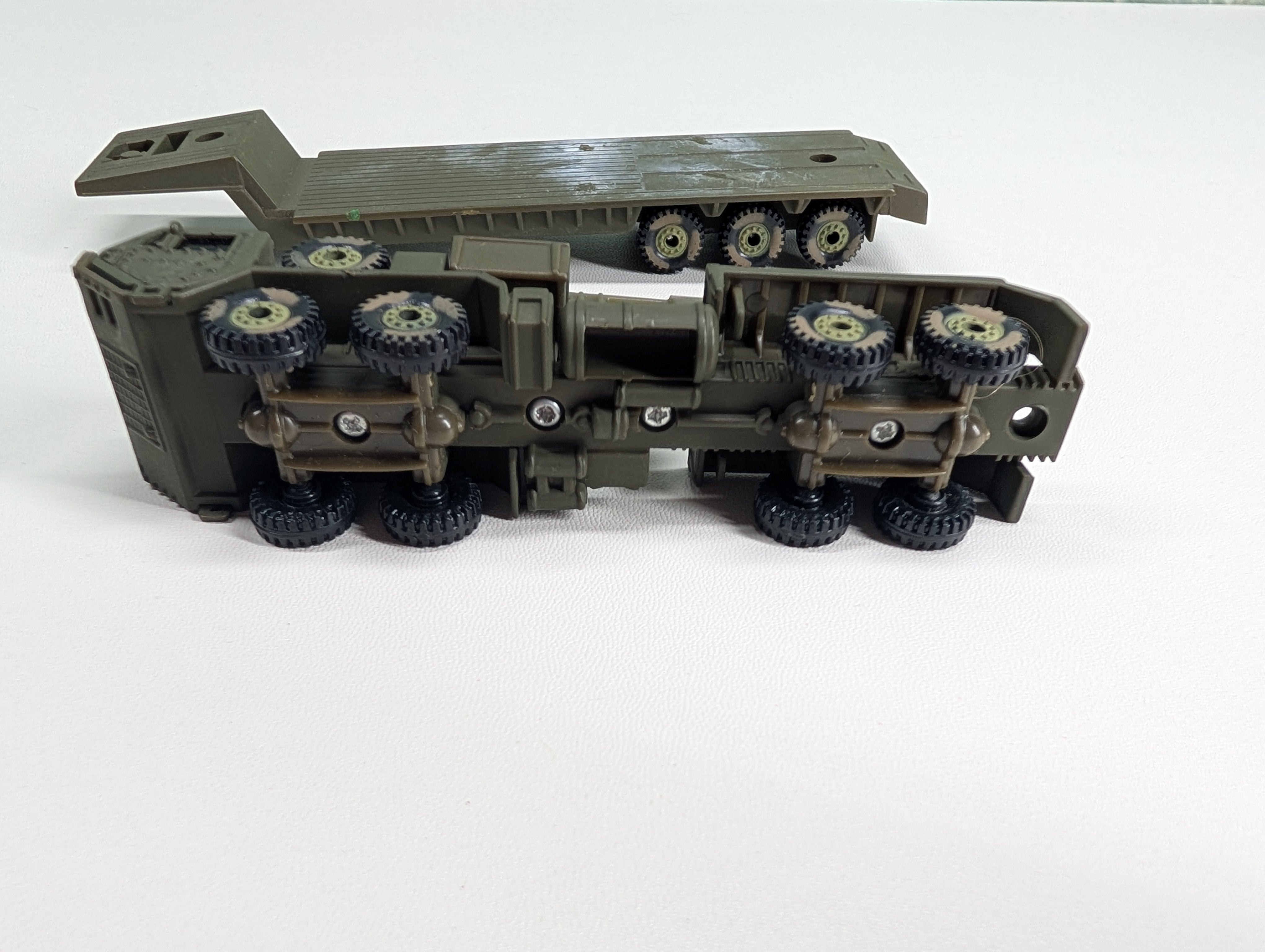 USED Boley HO Scale Military M983 Tractor w/ Crane & Gooseneck Flatbed Trailer