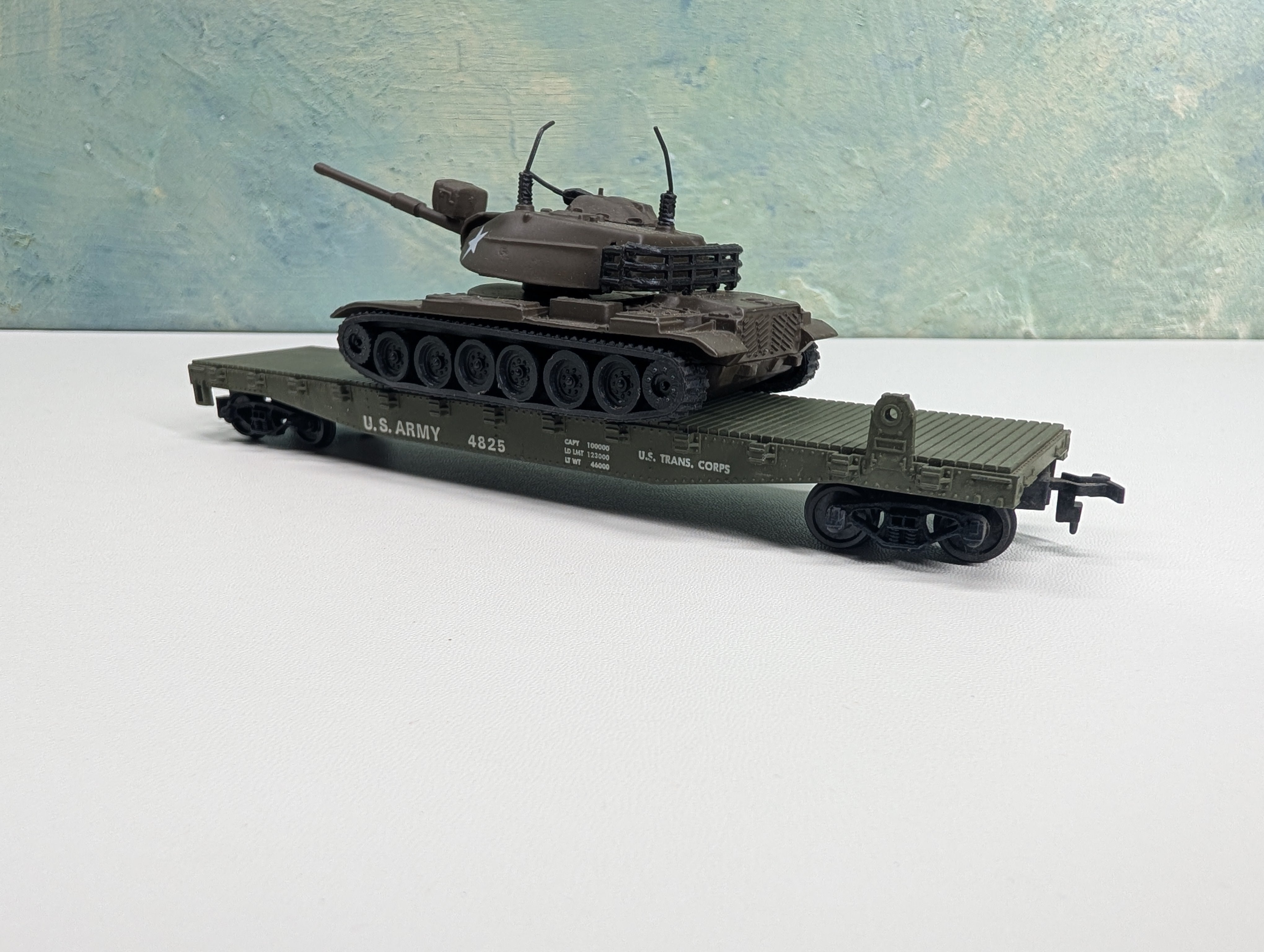 USED Cox HO Scale 50' Flat Car w/ Army Tank Load US Army 4825