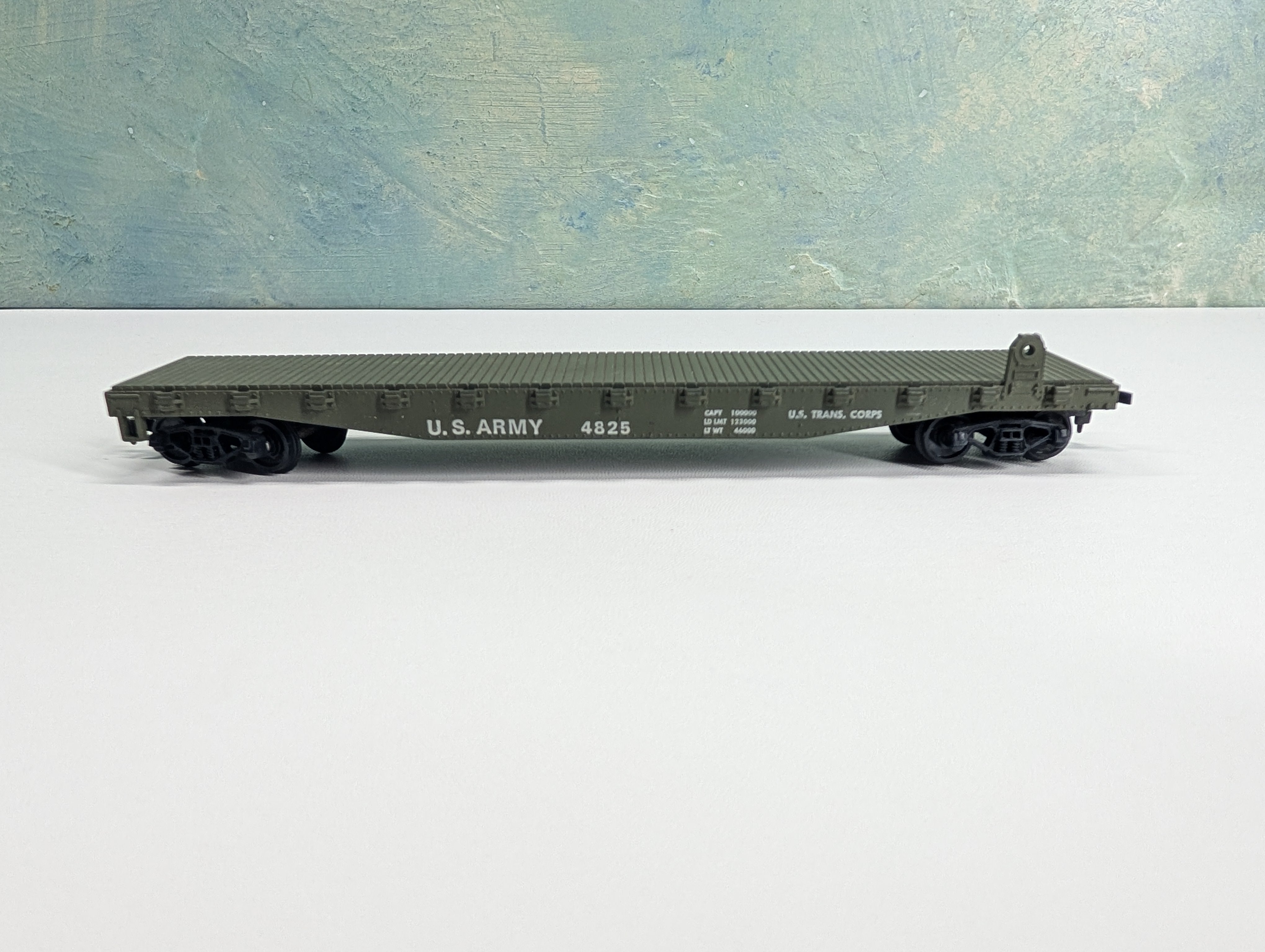 USED Cox HO Scale 50' Flat Car w/ Army Tank Load US Army 4825