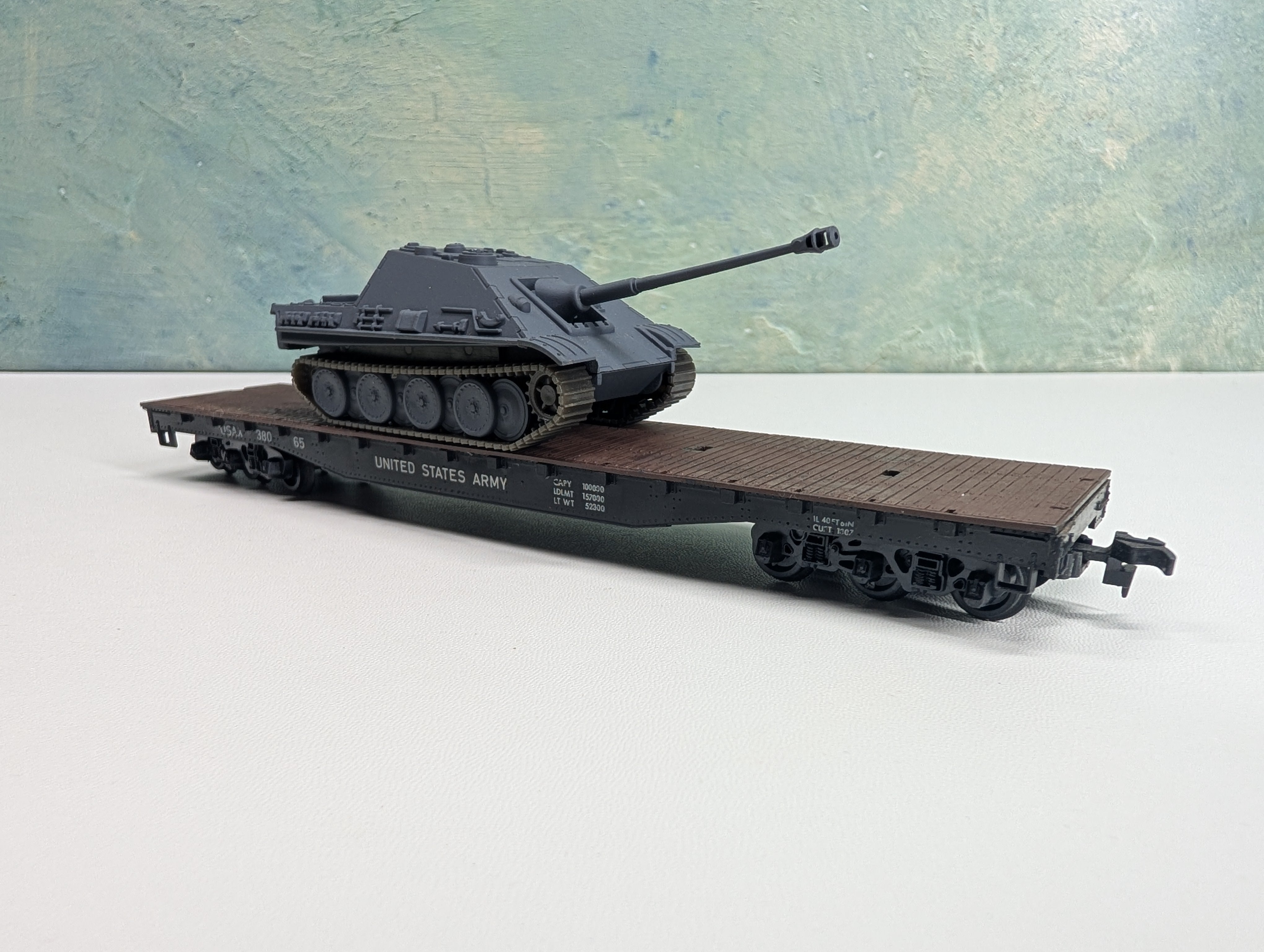 USED AHM HO Scale 54' United States Army Flat Car w/ Tank Load USAX #38065