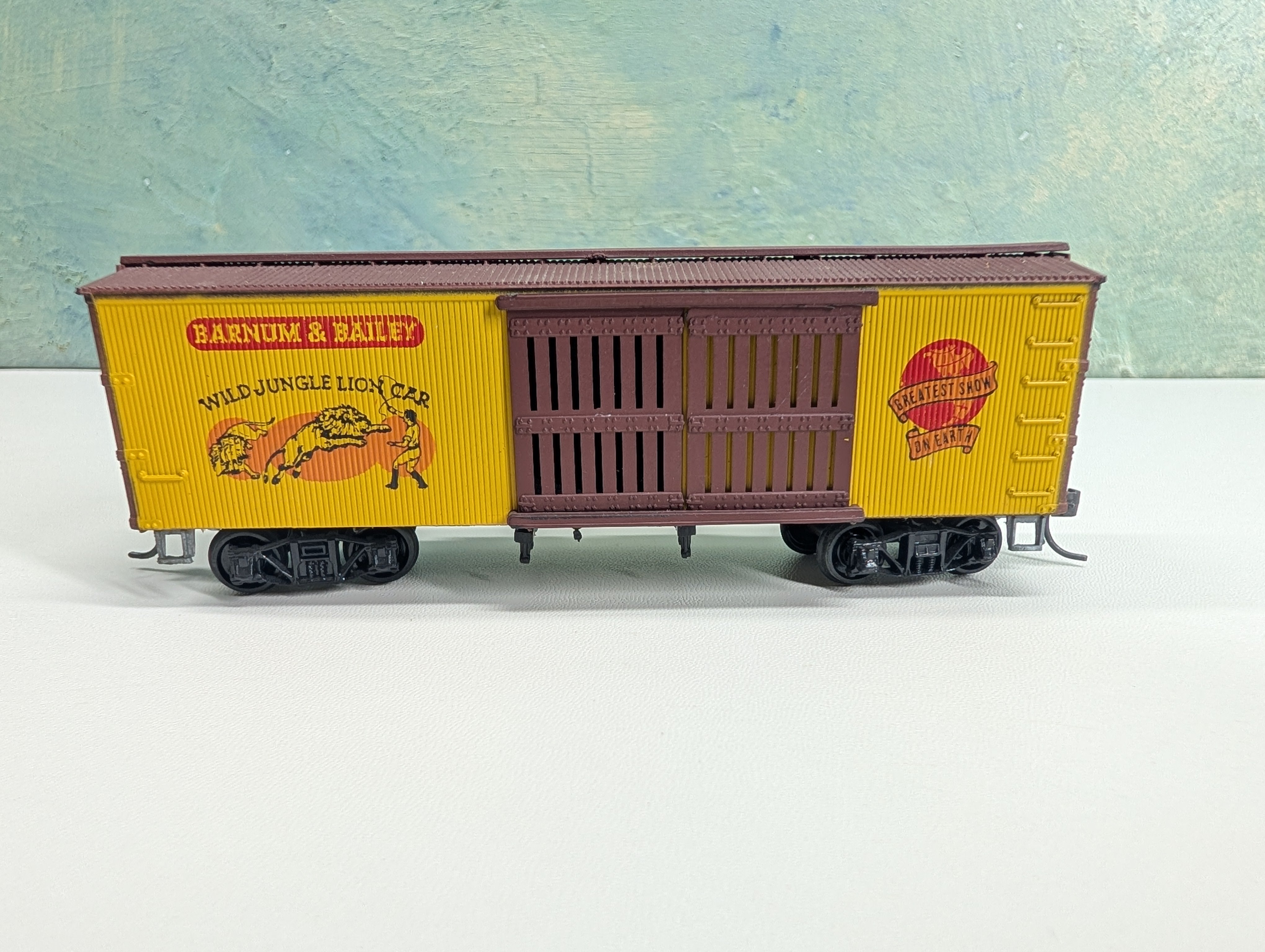 USED Roundhouse HO Scale 36' Ventilated Box Car Wild Jungle Lion Car Barnum and Bailey