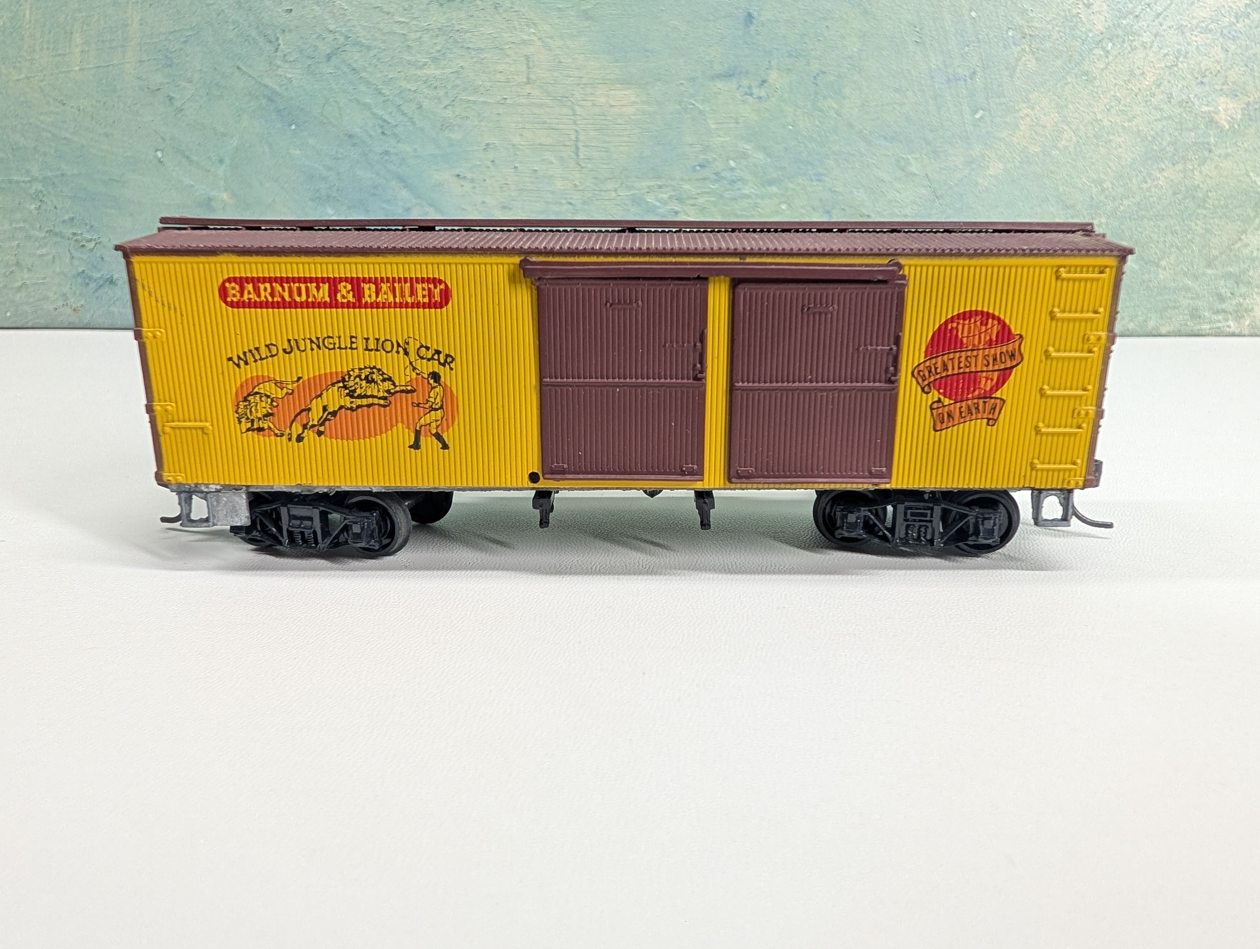 USED Roundhouse HO Scale 36' Ventilated Box Car Wild Jungle Lion Car Barnum and Bailey