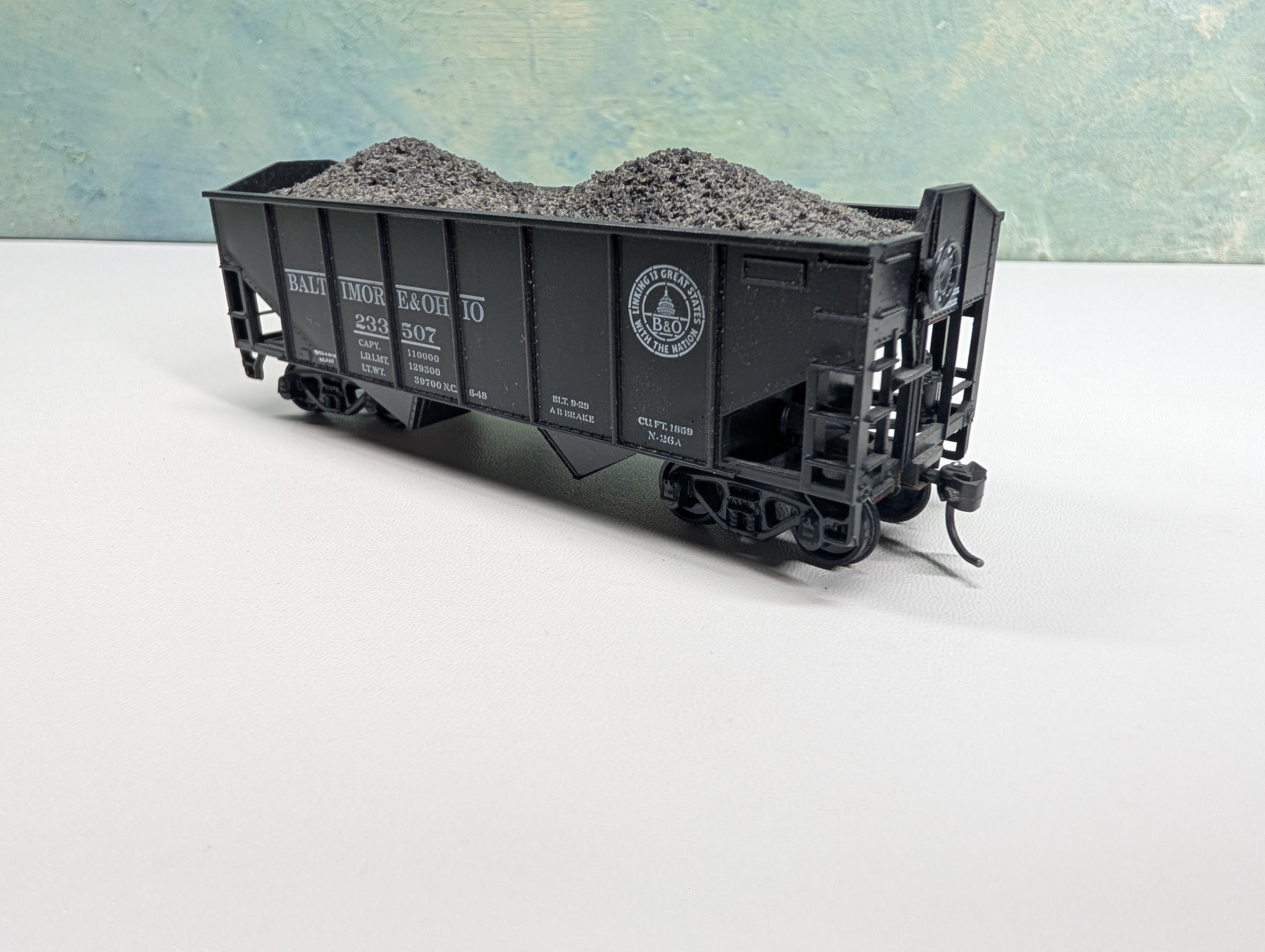 USED Athearn HO Scale 2 Bay Hopper w/ Load Baltimore and Ohio B&O #233507