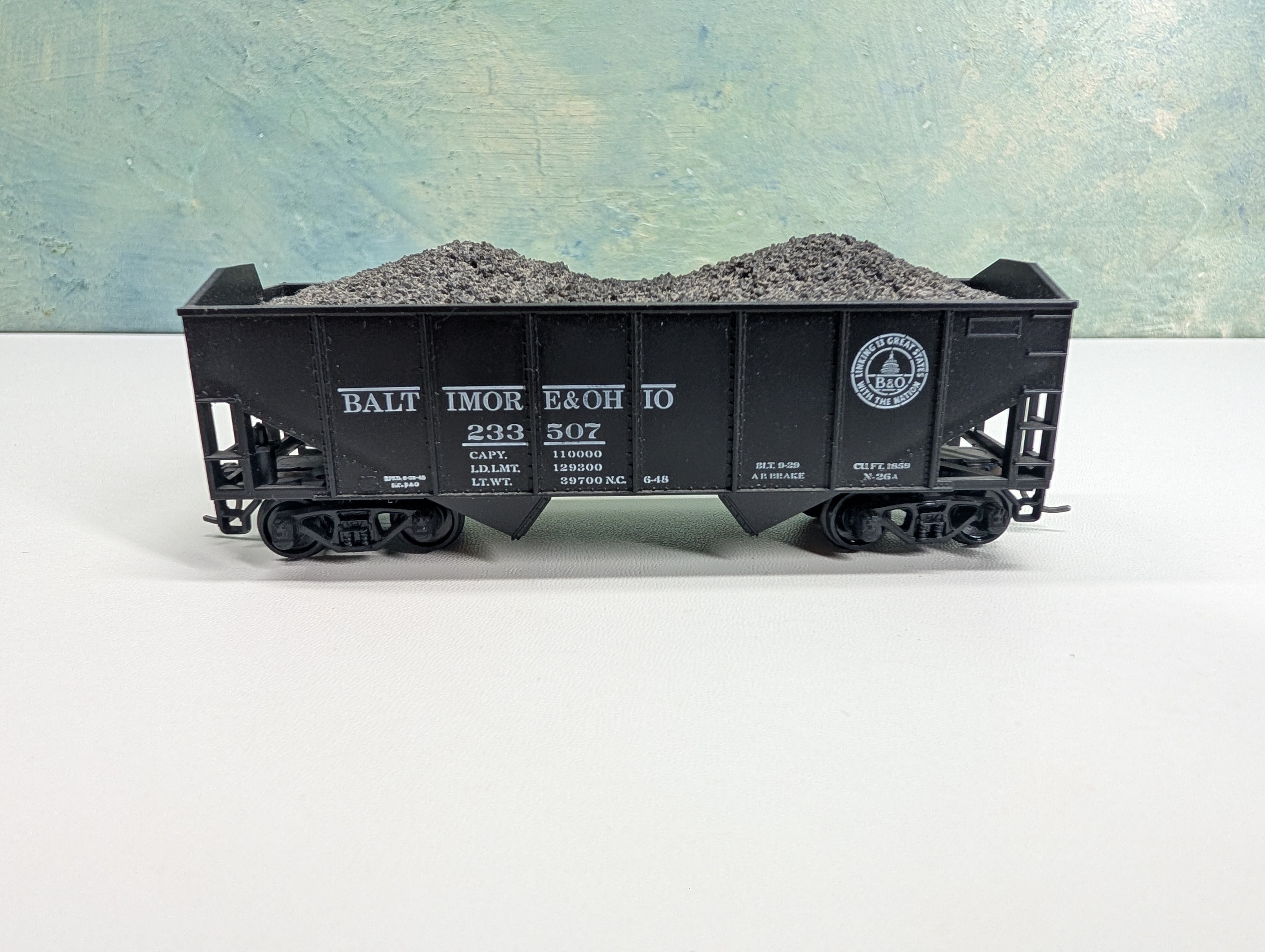 USED Athearn HO Scale 2 Bay Hopper w/ Load Baltimore and Ohio B&O #233507