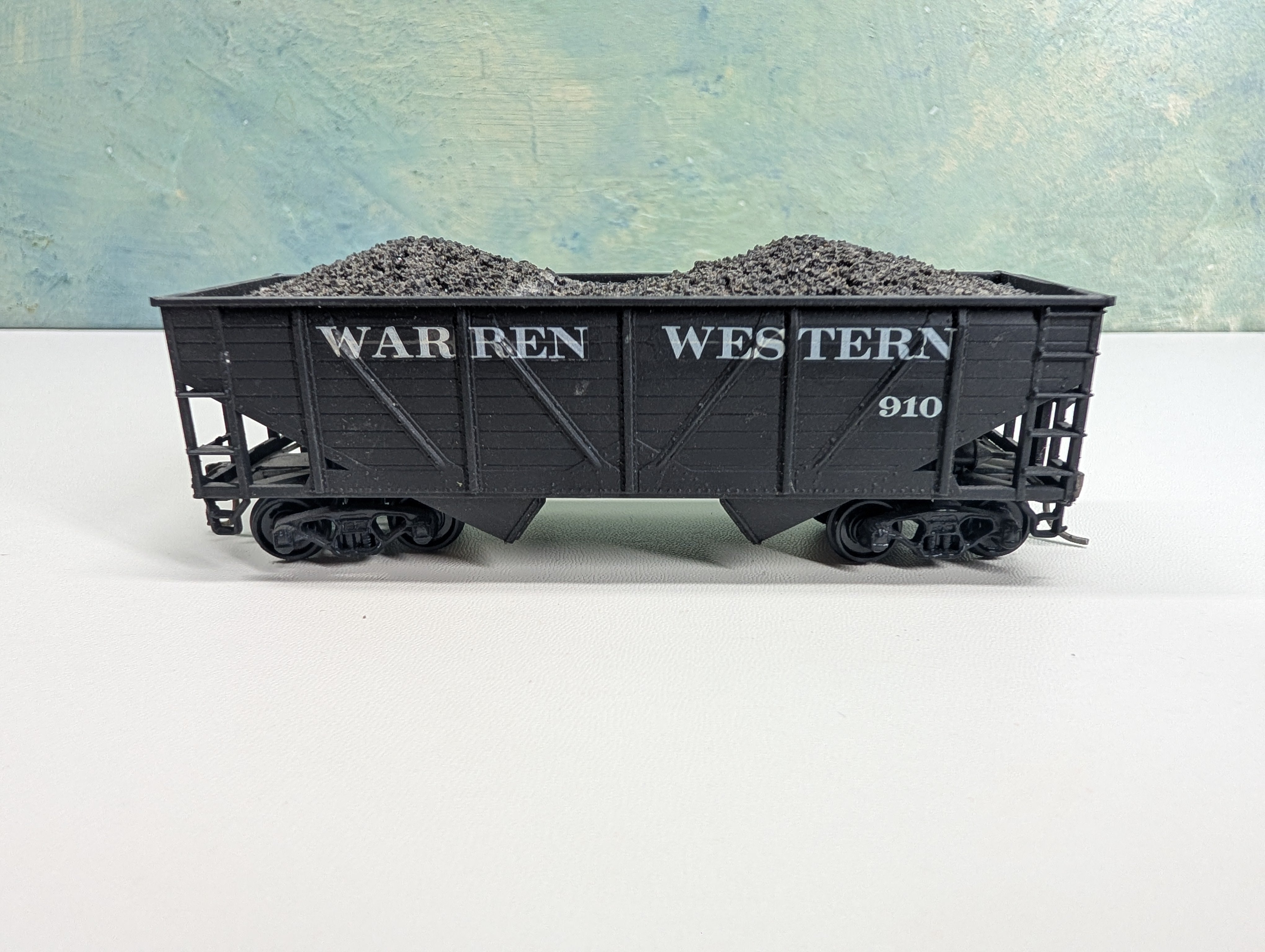 USED Athearn HO Scale 2 Bay OB Hopper w/ Load Warren Western #910 Decal