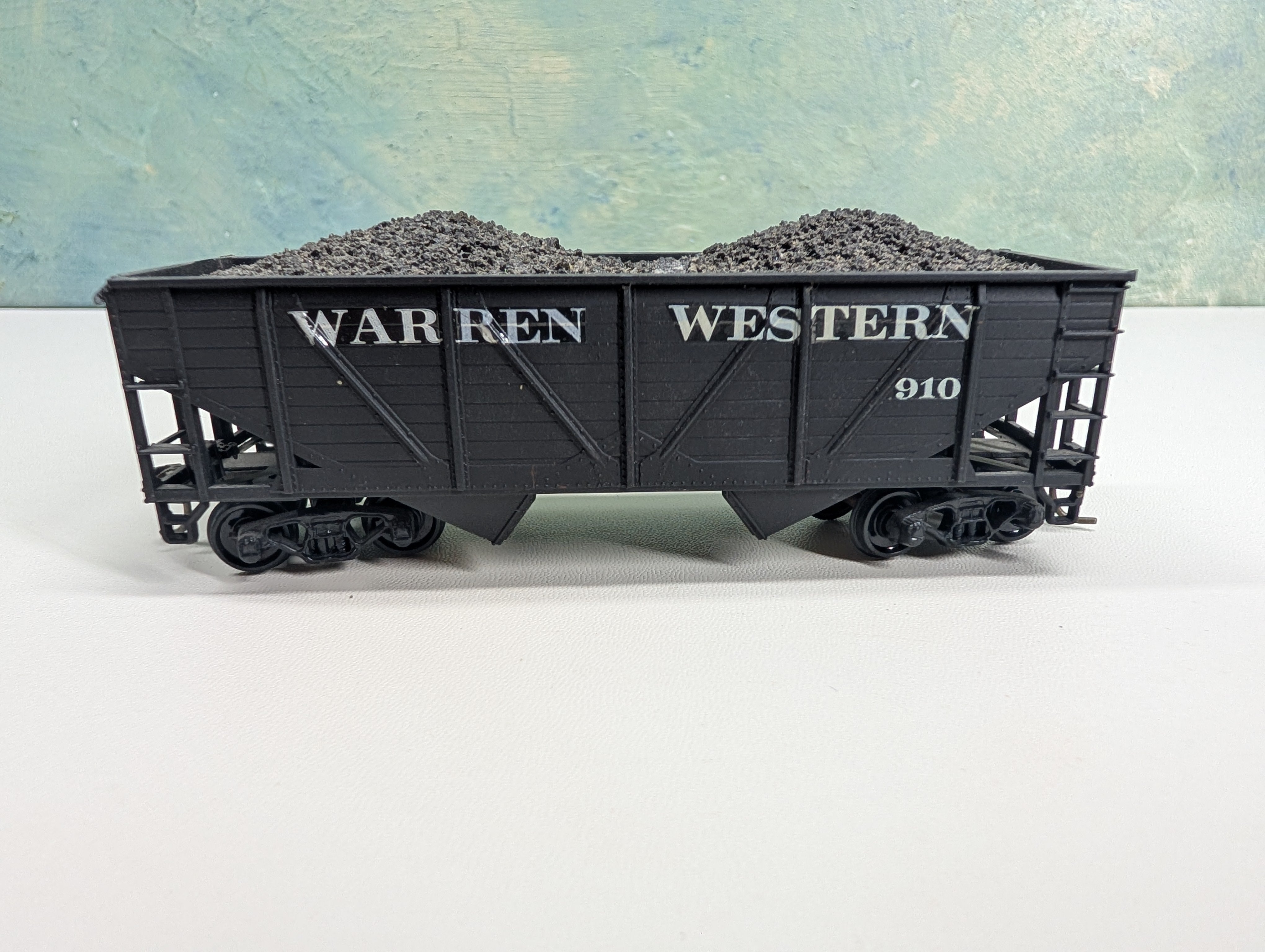 USED Athearn HO Scale 2 Bay OB Hopper w/ Load Warren Western #910 Decal