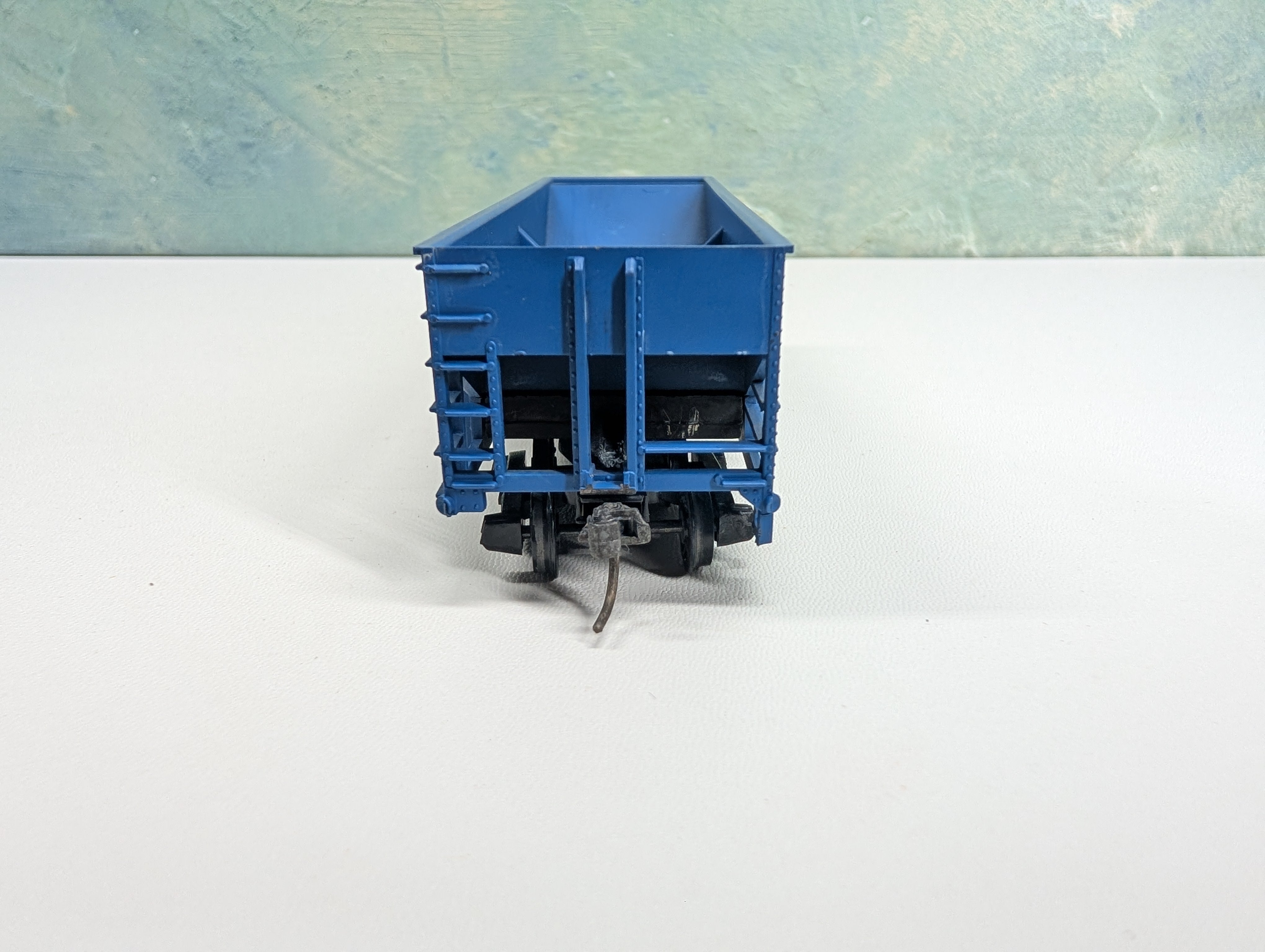 USED Tyco HO Scale Operating 2 Bay Hopper Boston and Maine BM #10056