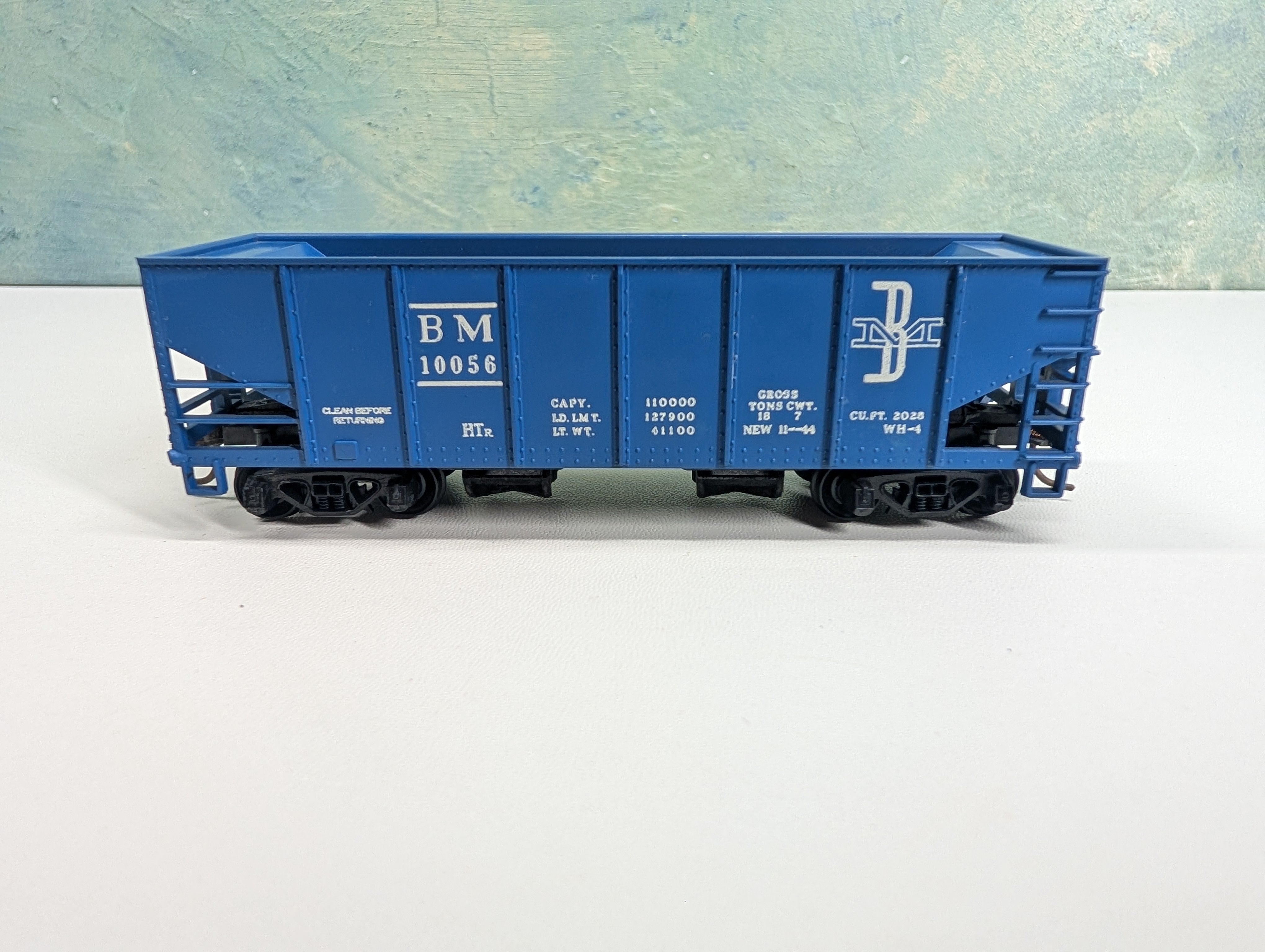 USED Tyco HO Scale Operating 2 Bay Hopper Boston and Maine BM #10056