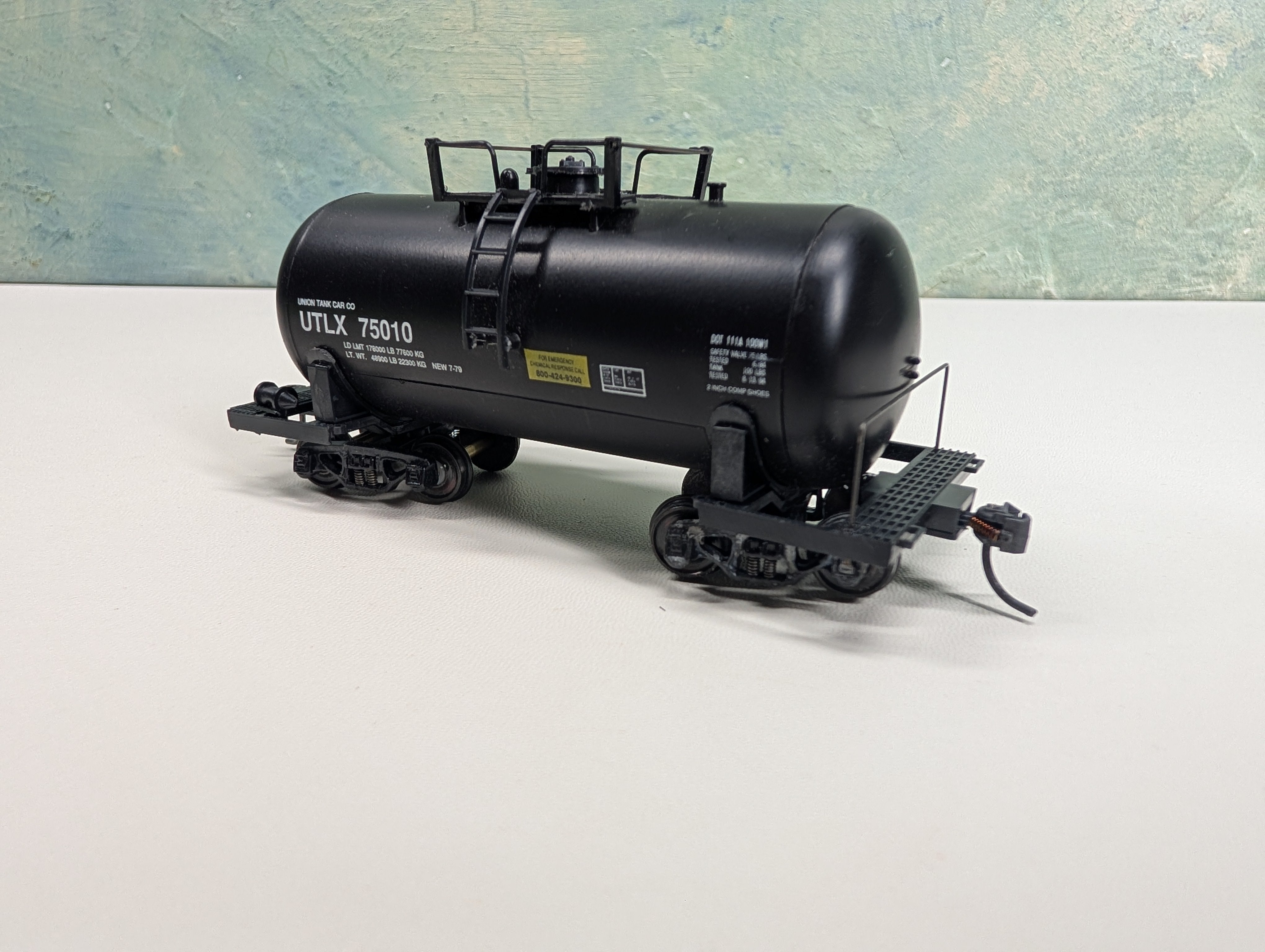 USED Walthers HO Scale Shorty Tank Car UTLX #75010