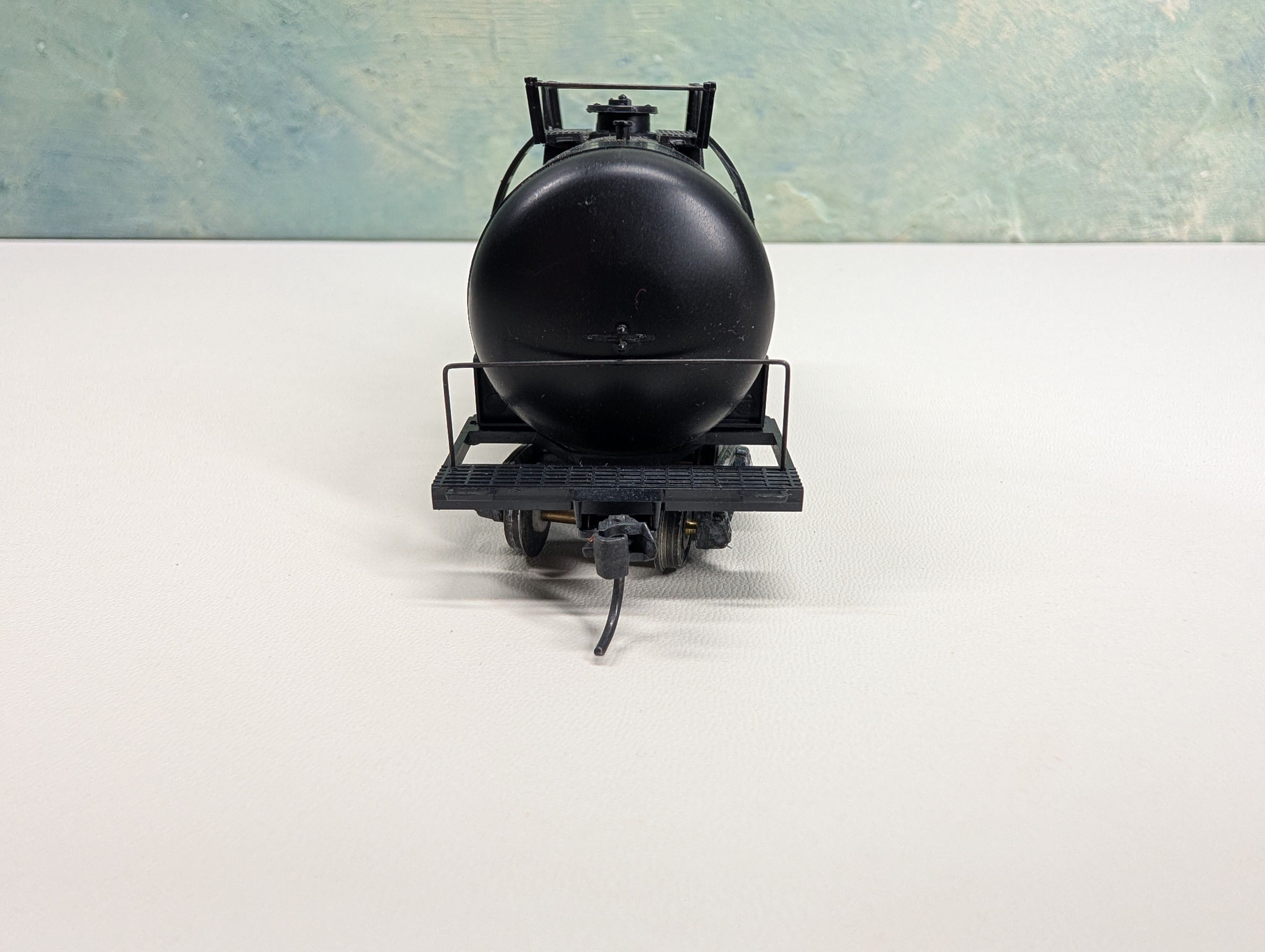 USED Walthers HO Scale Shorty Tank Car UTLX #75010
