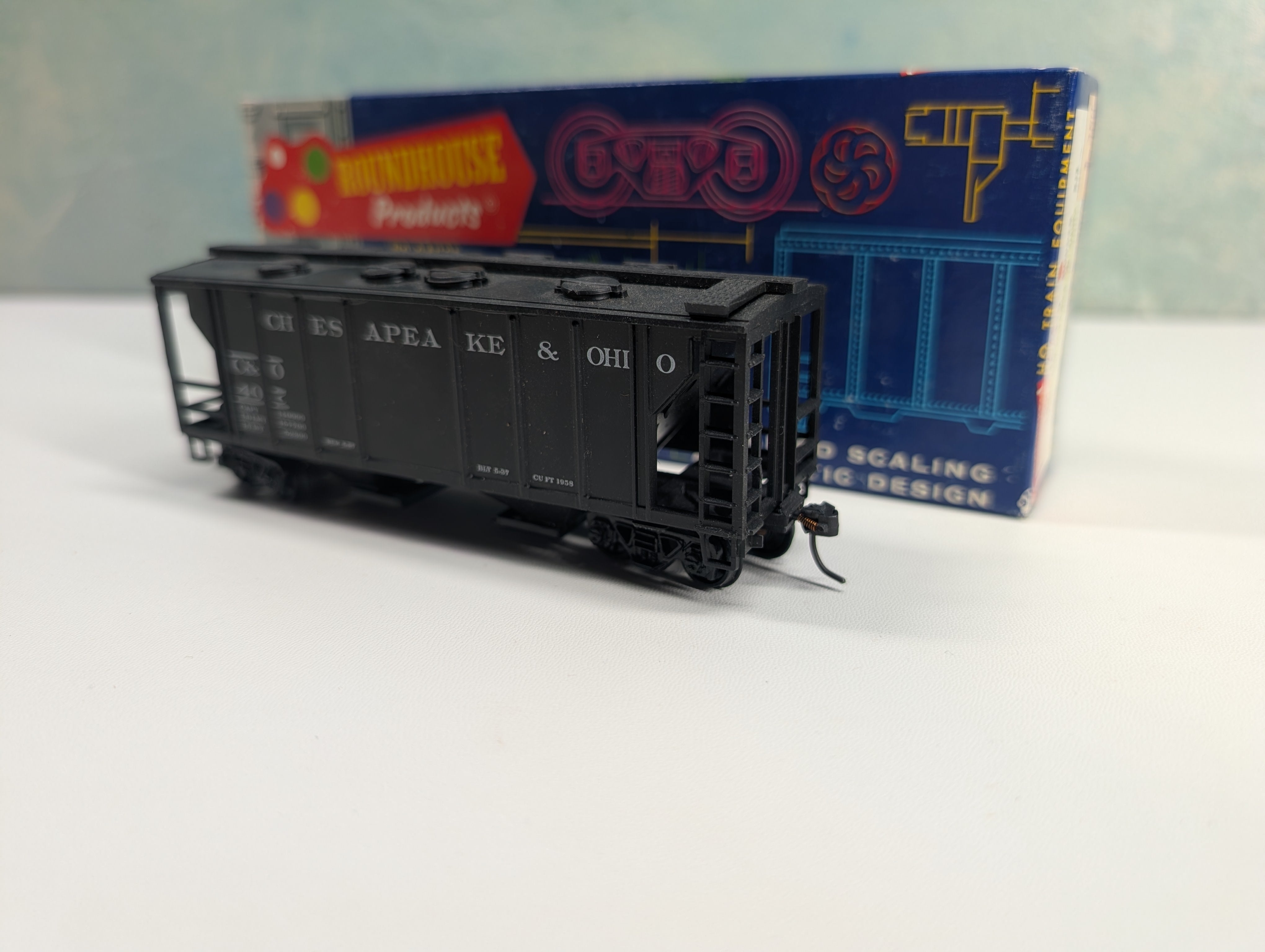 USED Roundhouse HO Scale 2 Bay Covered Hopper Chesapeake and Ohio C&O #407