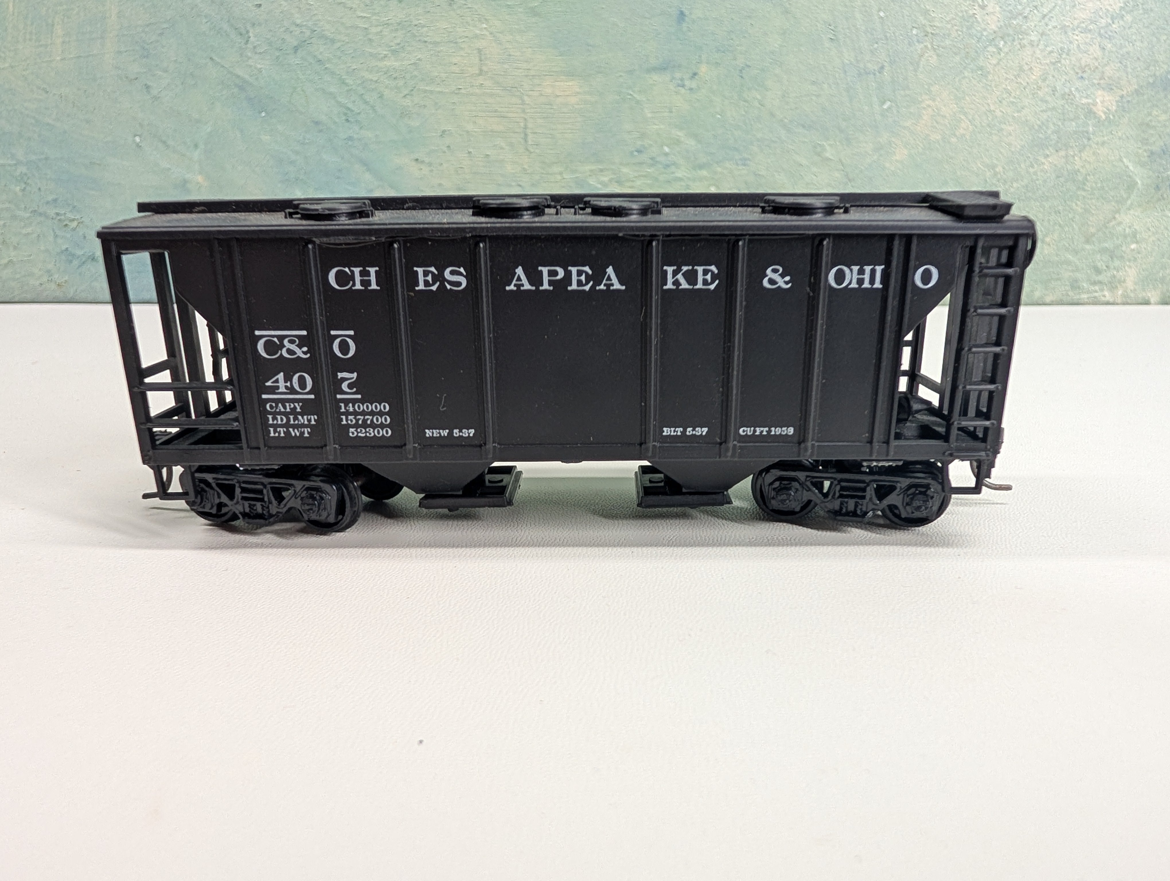 USED Roundhouse HO Scale 2 Bay Covered Hopper Chesapeake and Ohio C&O #407