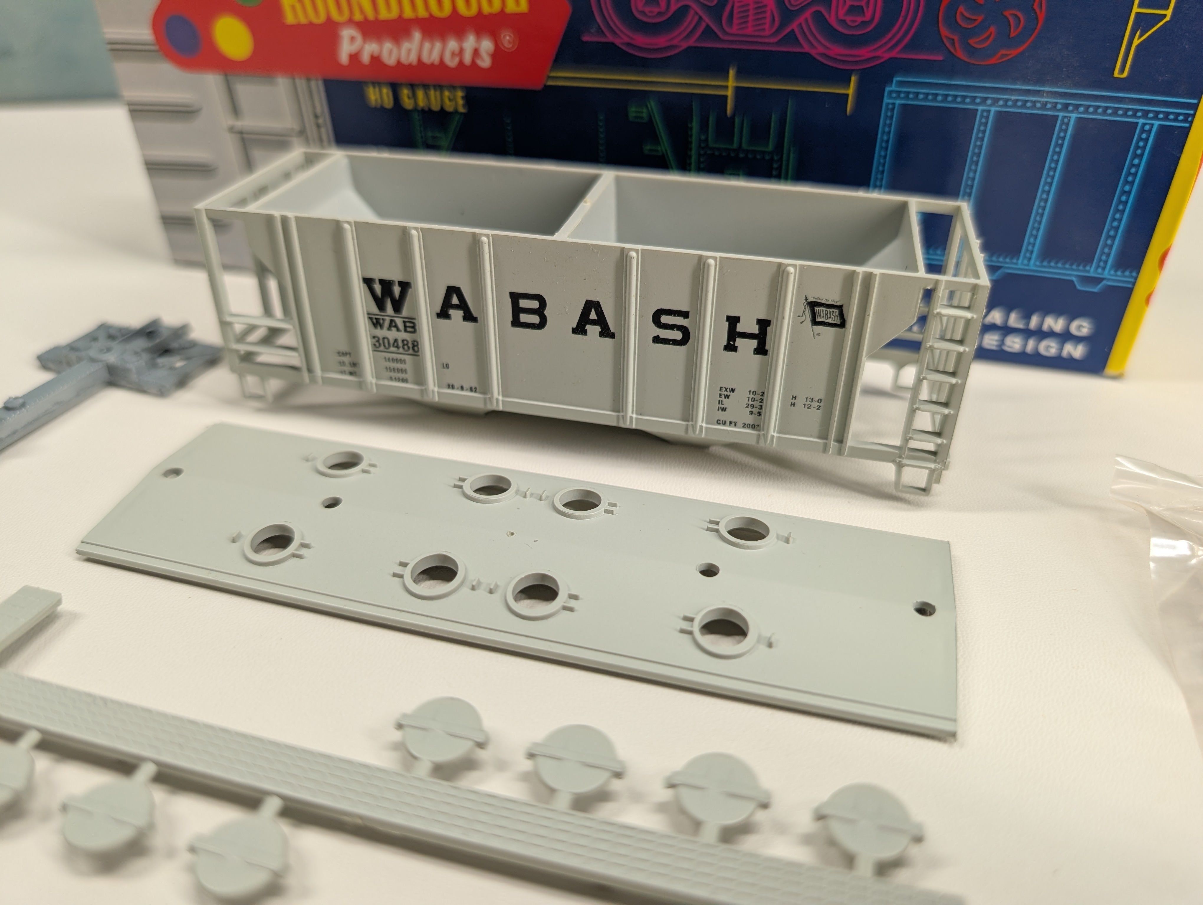 USED Roundhouse HO Scale 2 Bay Covered Hopper Wabash WAB #30488 KIT