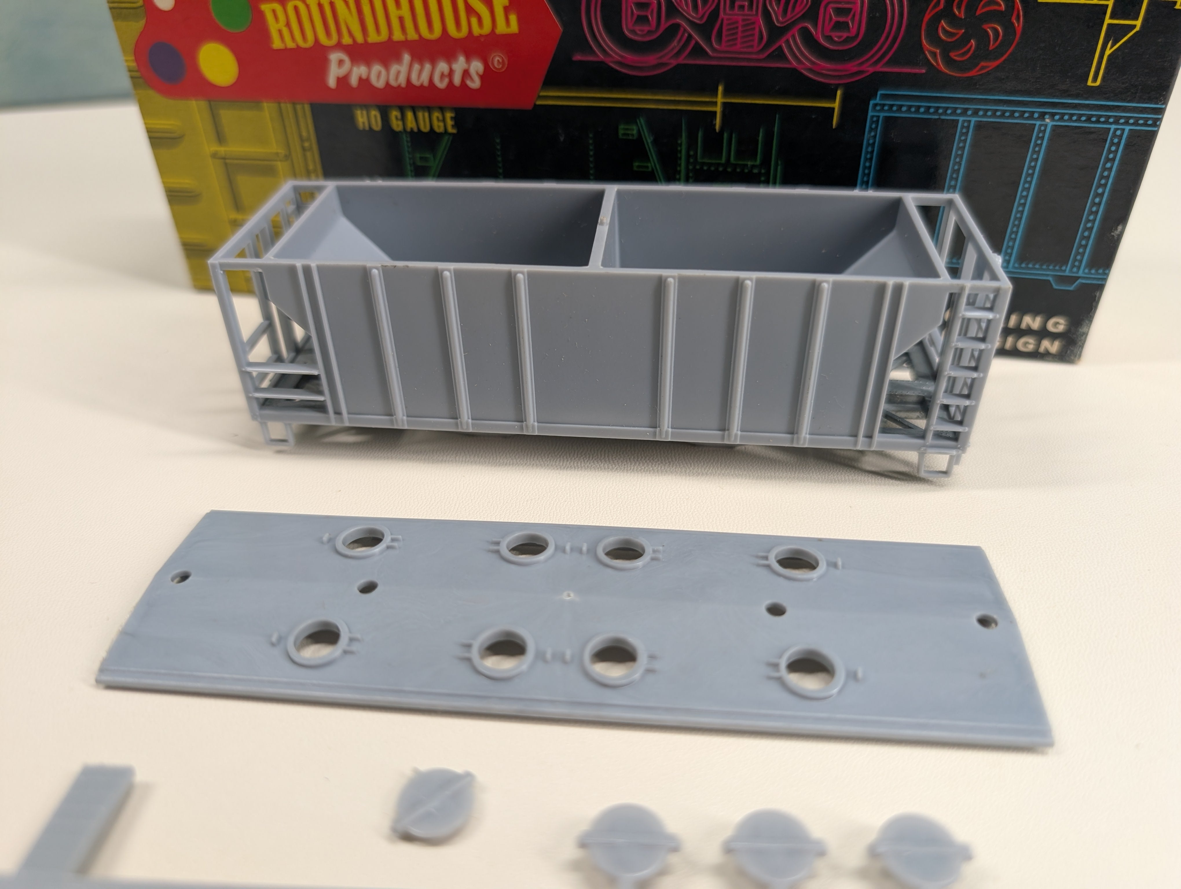 USED Roundhouse HO Scale 2 Bay Covered Hopper Undecorated Gray KIT