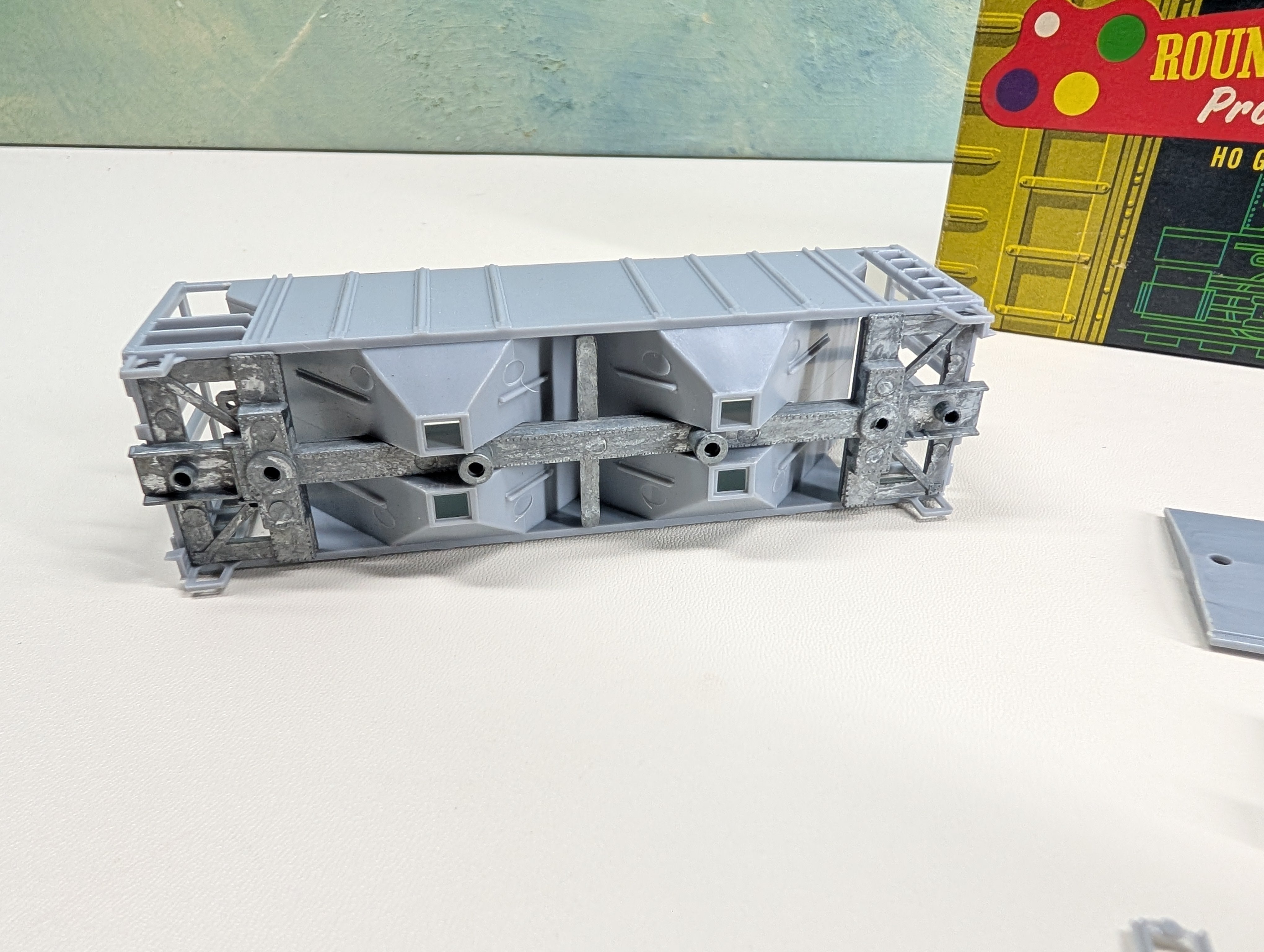 USED Roundhouse HO Scale 2 Bay Covered Hopper Undecorated Gray KIT