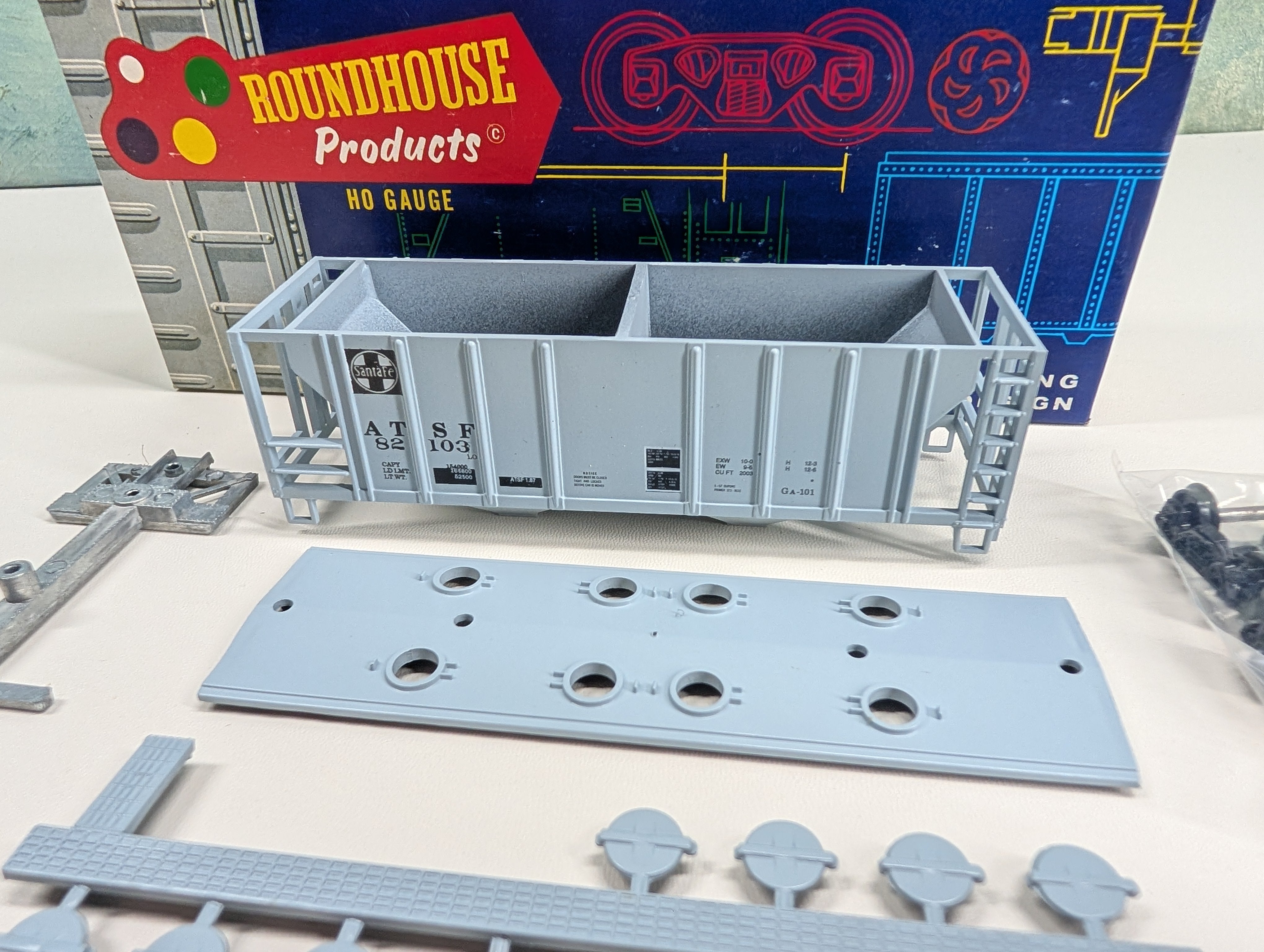 USED Roundhouse HO Scale 2 Bay Covered Hopper Santa Fe ATSF #82103 KIT