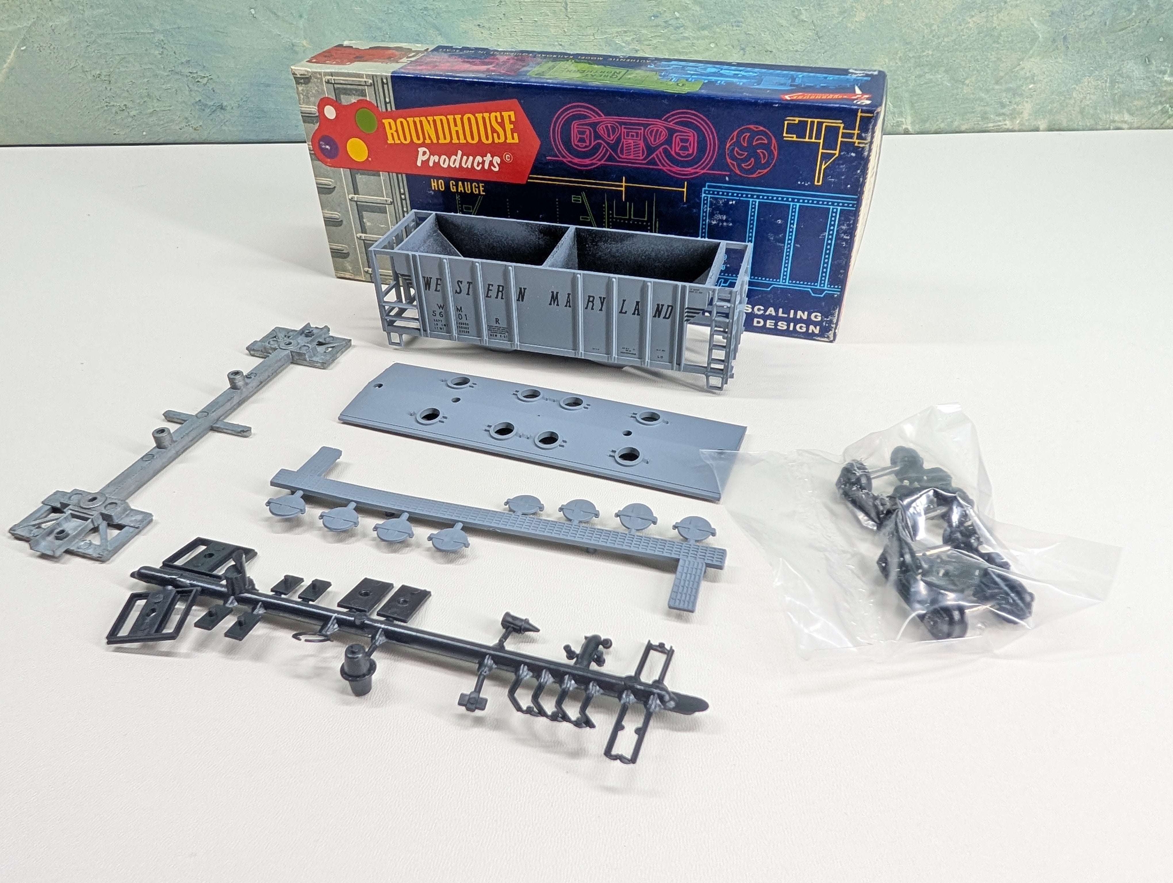 USED Roundhouse HO Scale 2 Bay Covered Hopper Western Maryland WM #5601 KIT