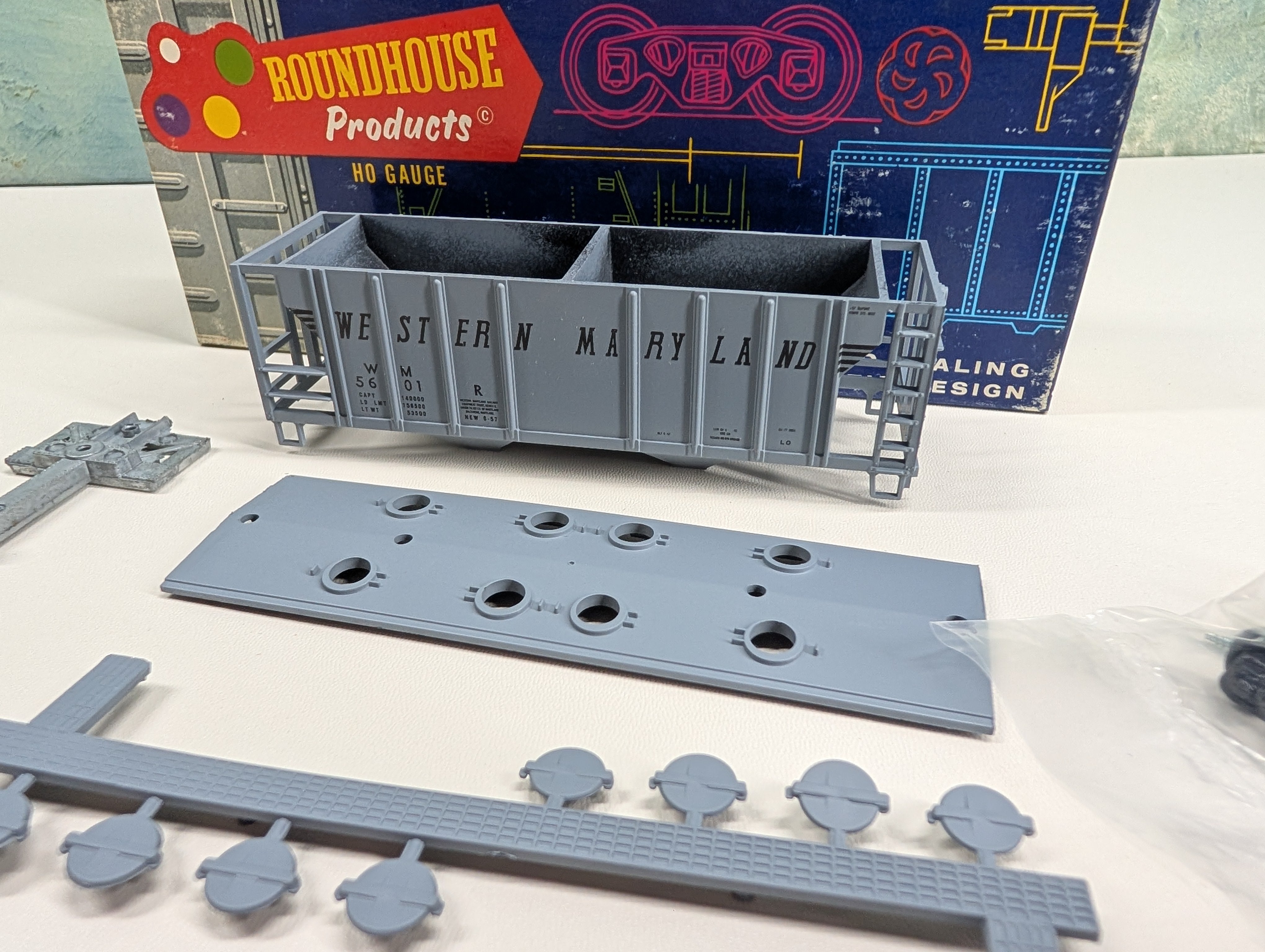 USED Roundhouse HO Scale 2 Bay Covered Hopper Western Maryland WM #5601 KIT