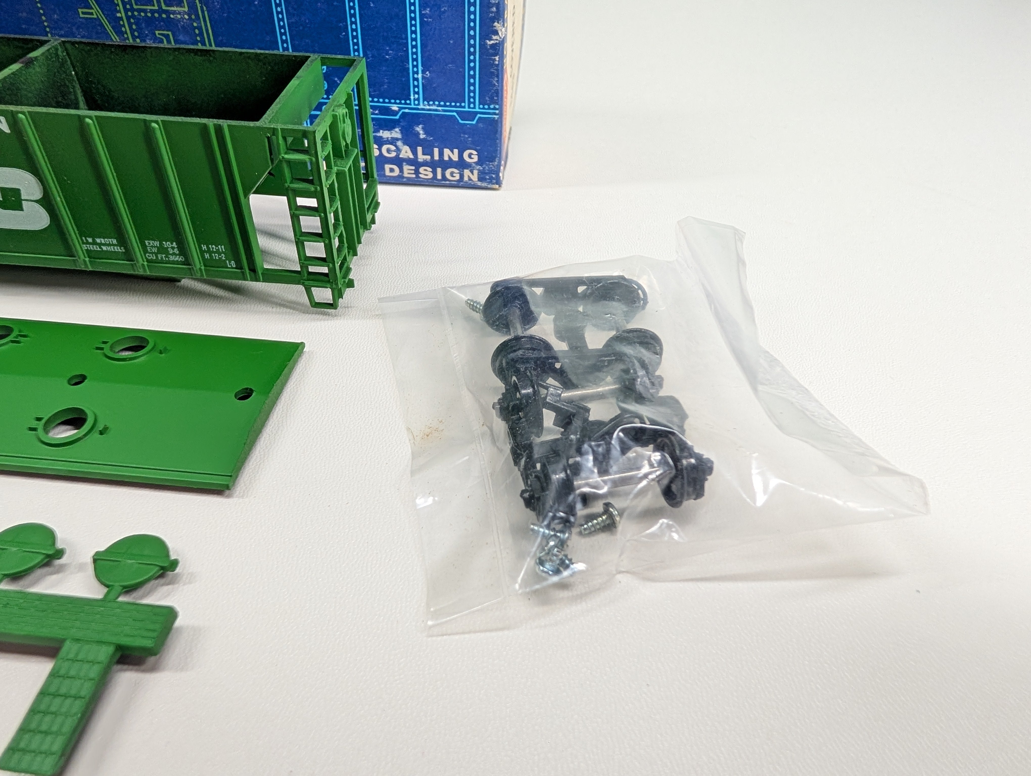 USED Roundhouse HO Scale 2 Bay Covered Hopper Burlington Northern BN #75269 KIT