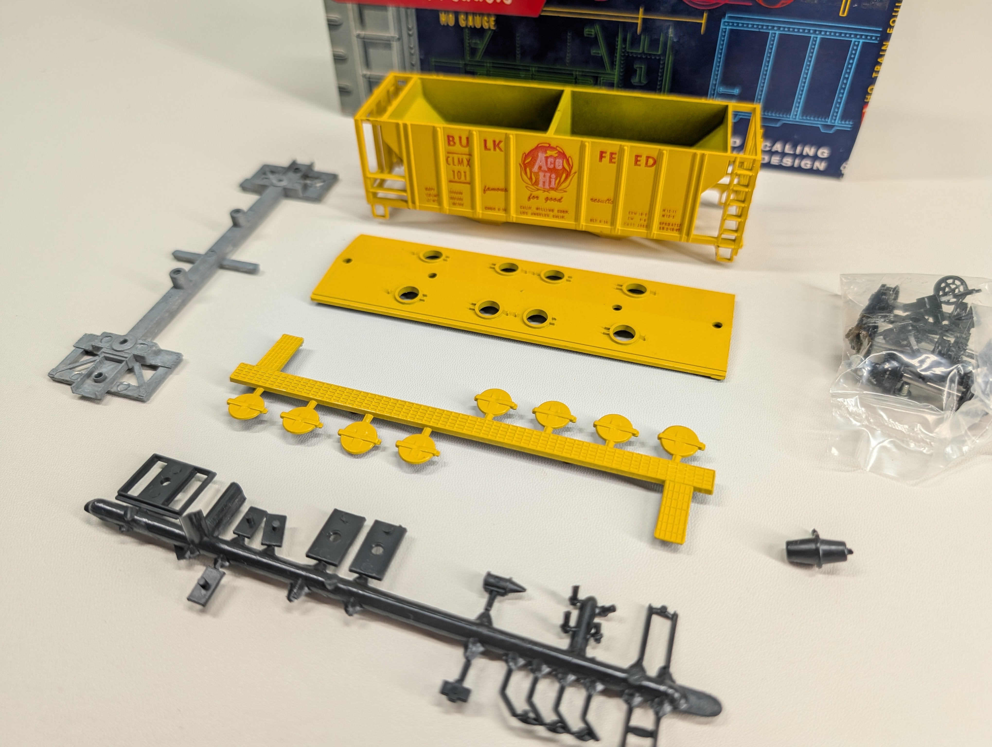 USED Roundhouse HO Scale 2 Bay Covered Hopper Ace Hi Feed CLMX #101 KIT