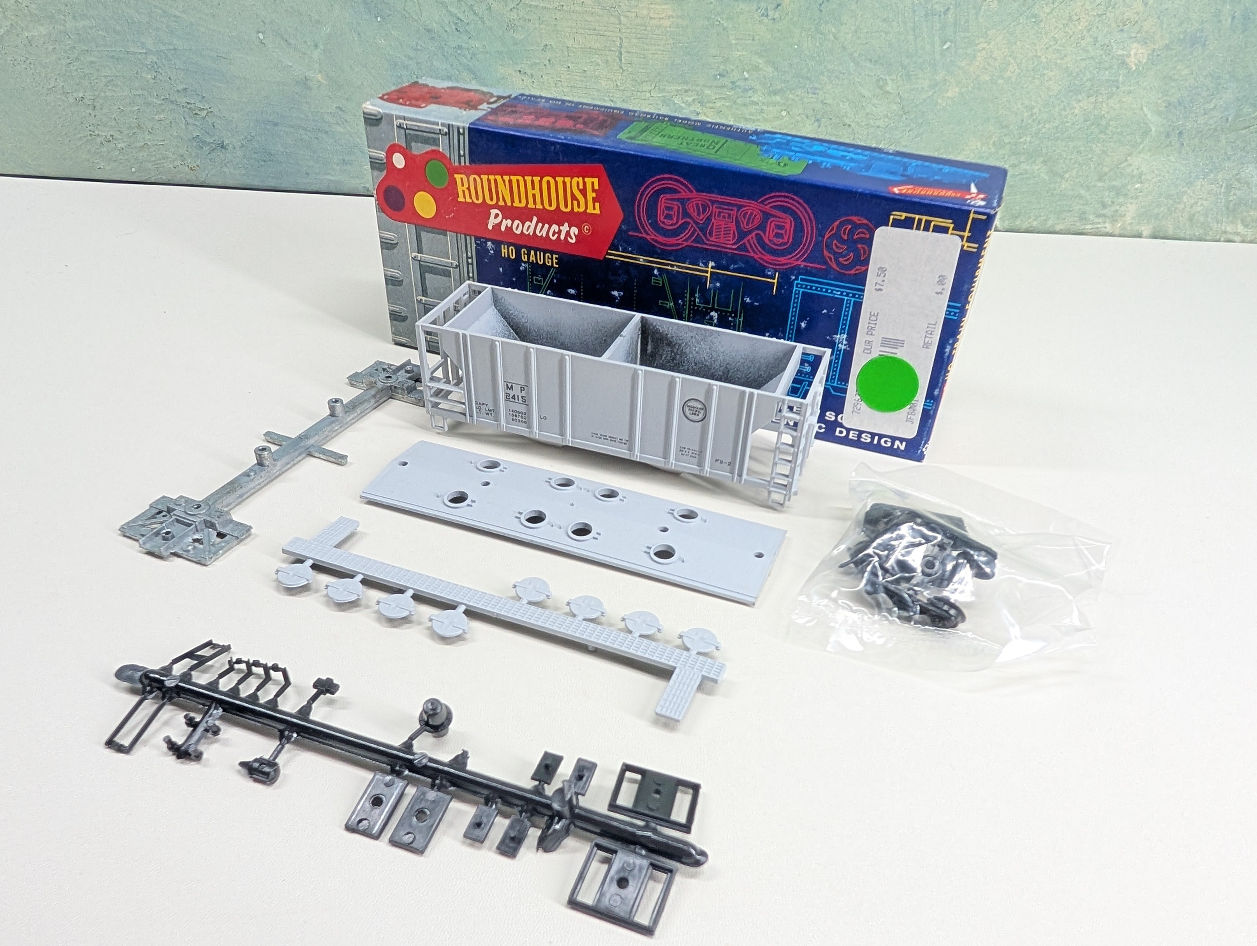 USED Roundhouse HO Scale 2 Bay Covered Hopper Missouri Pacific MP #2415 Bev-Bel KIT