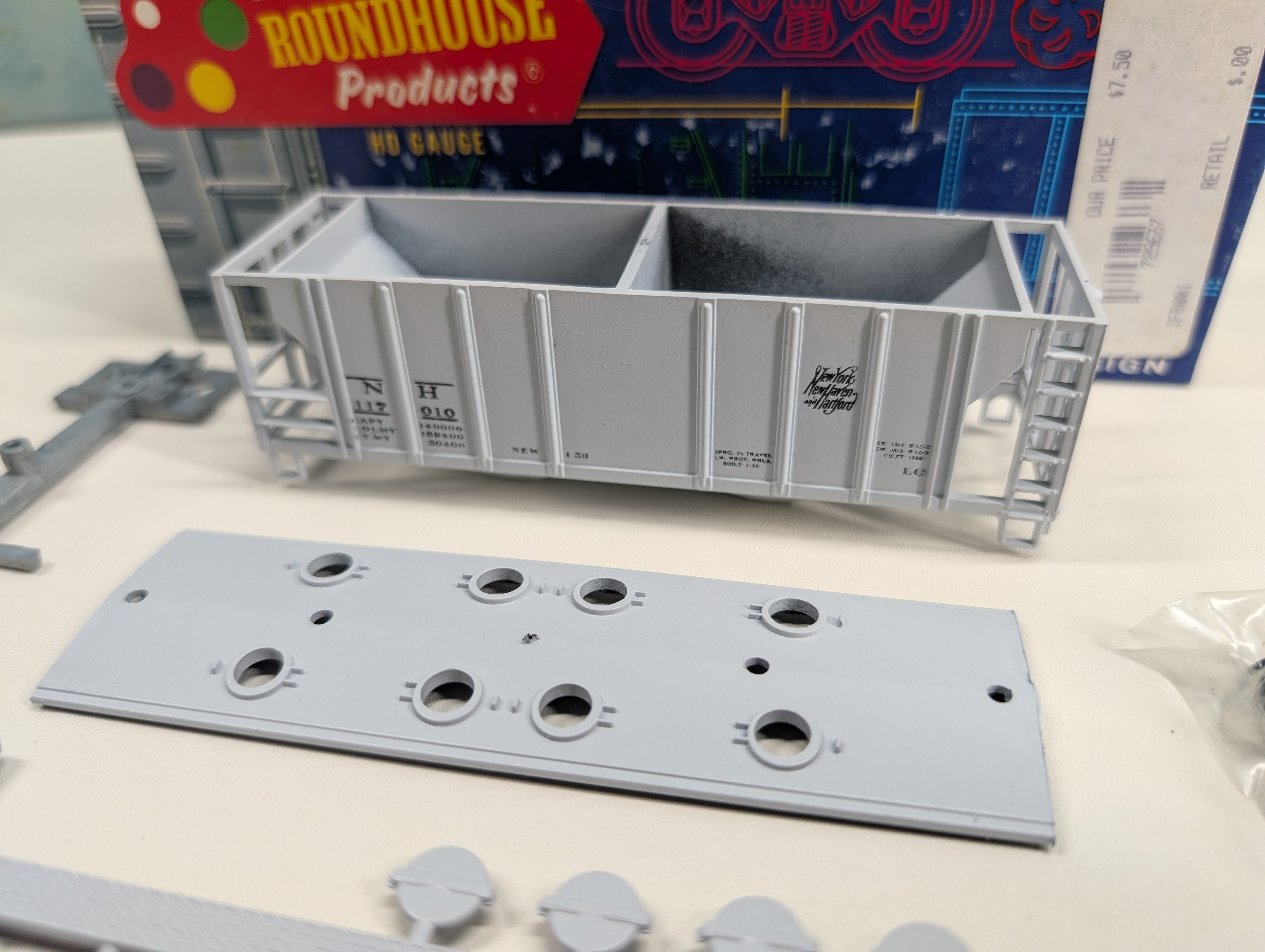 USED Roundhouse HO Scale 2 Bay Covered Hopper New Haven NH #117010 Bev-Bel KIT