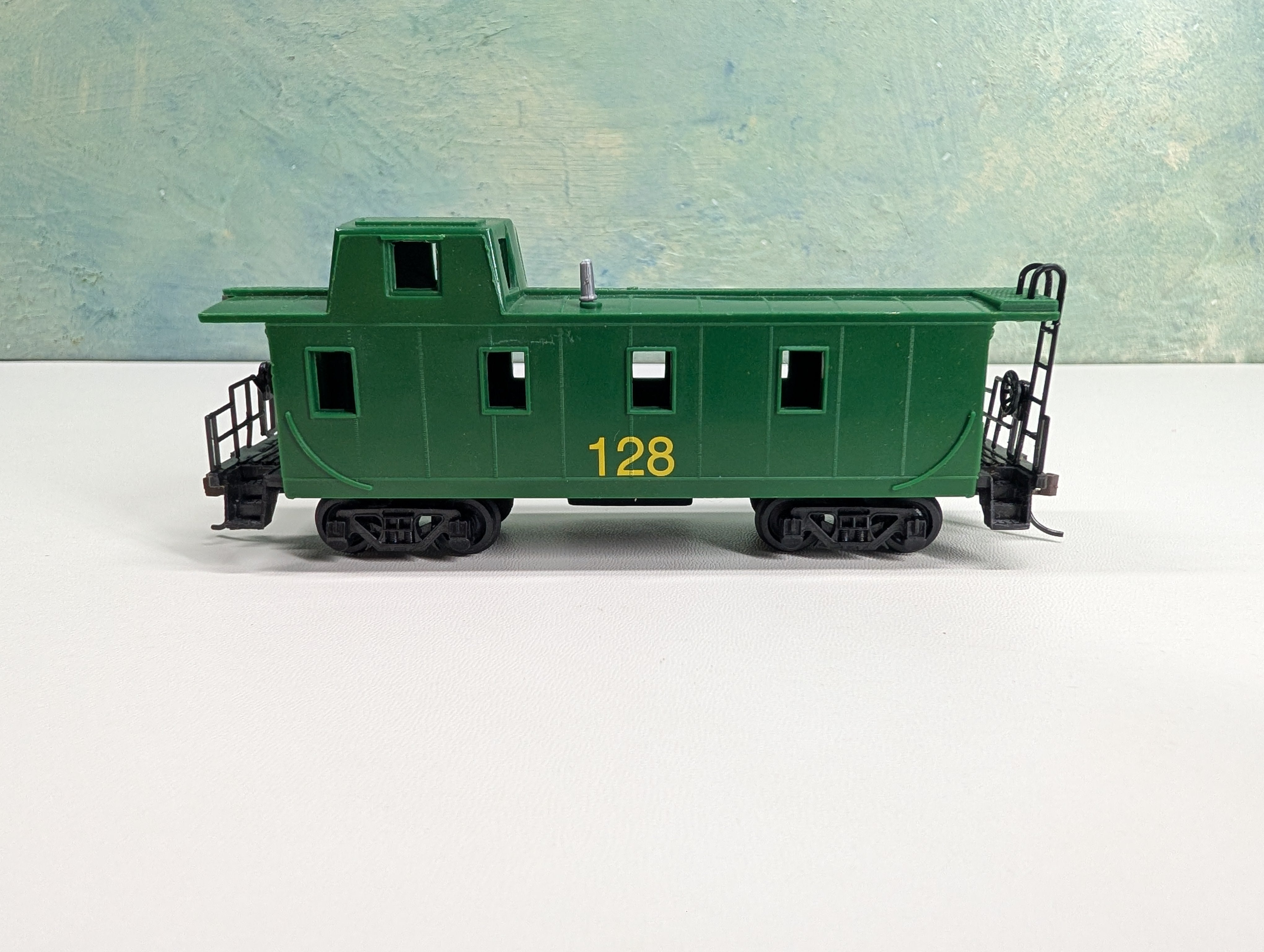 USED Bachmann HO Scale Green Caboose #128