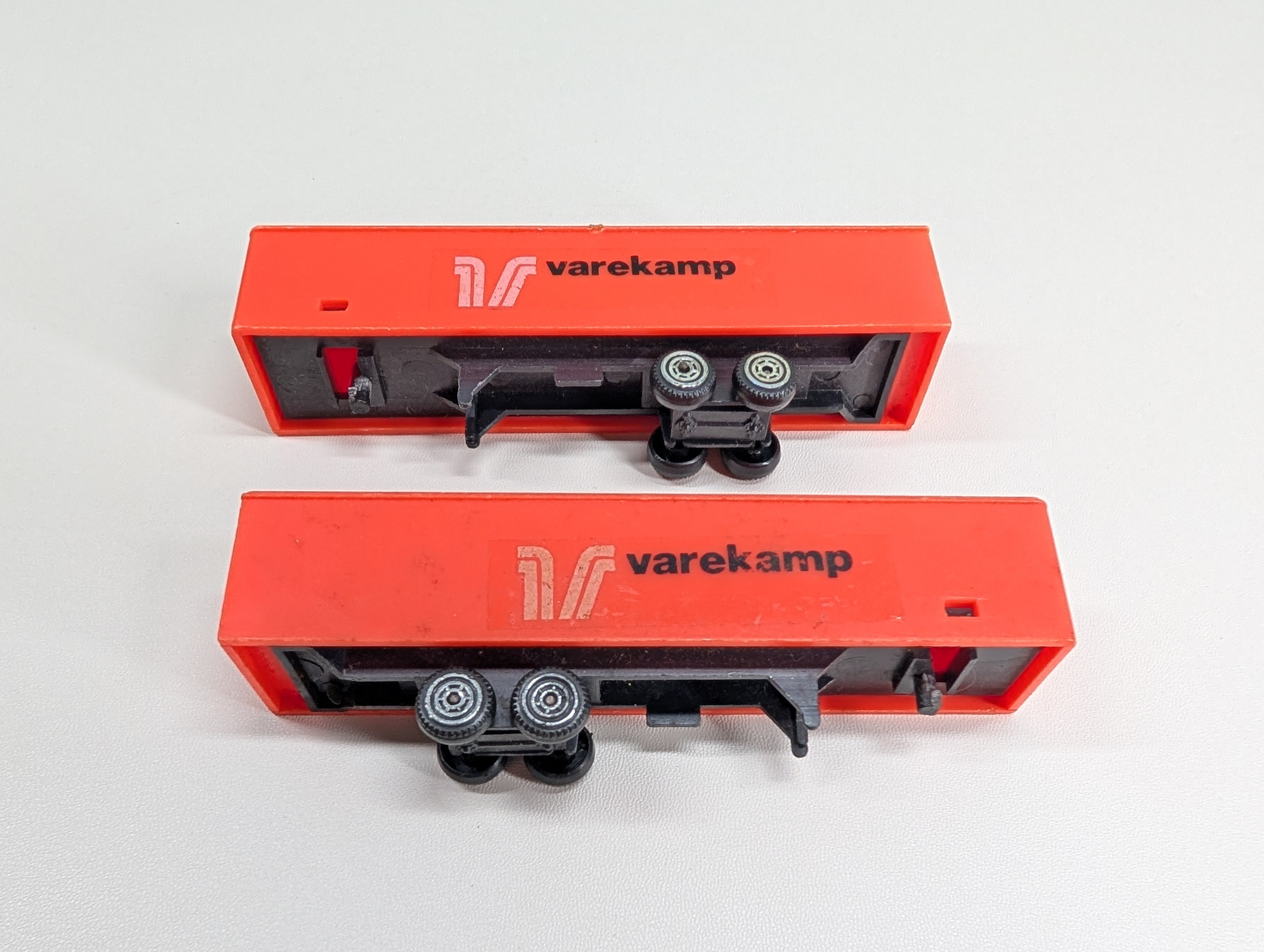 USED HO Scale Pair 35' Varekamp Trailers (2 pcs)