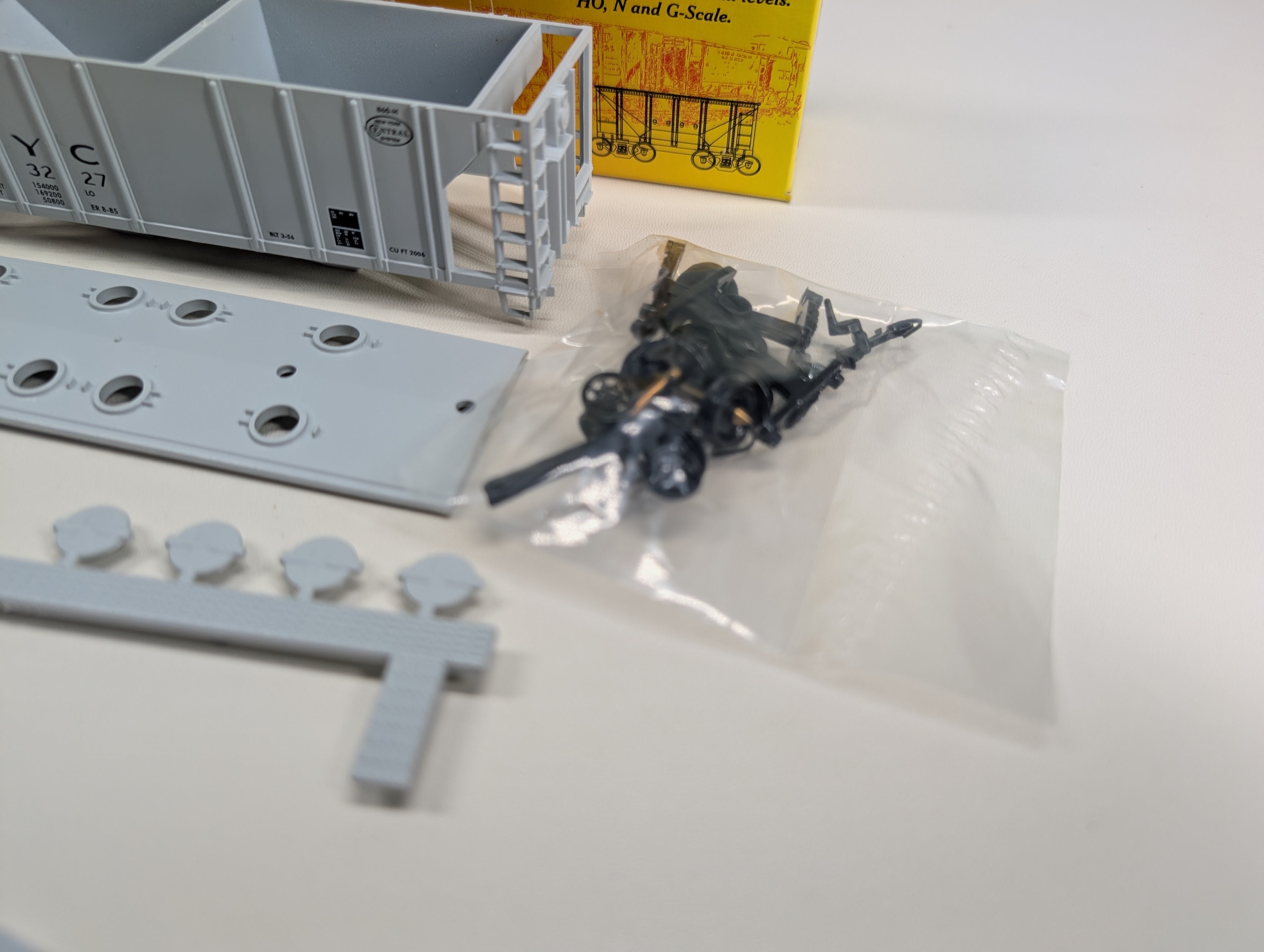 USED Roundhouse HO Scale 2 Bay Covered Hopper New York Central NYC #883227 KIT