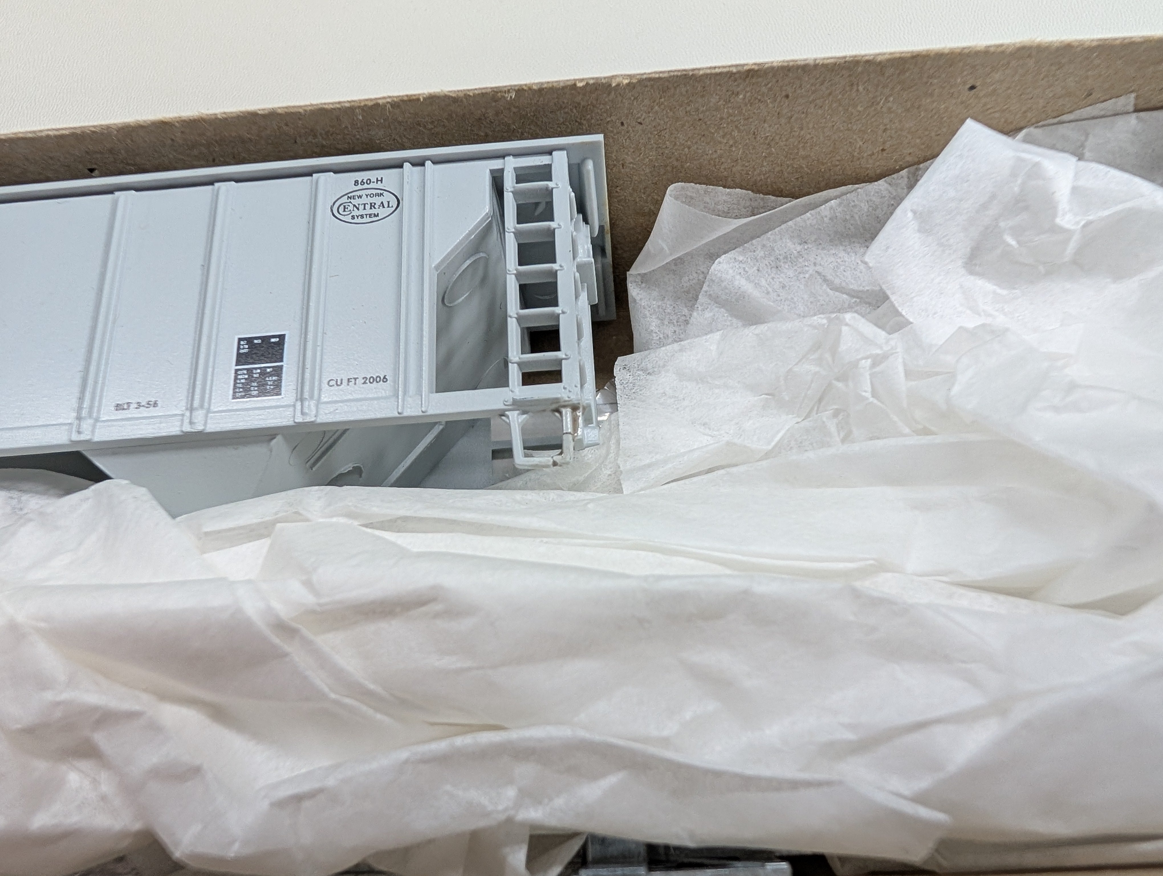 USED Roundhouse HO Scale 2 Bay Covered Hopper New York Central NYC #883227 KIT