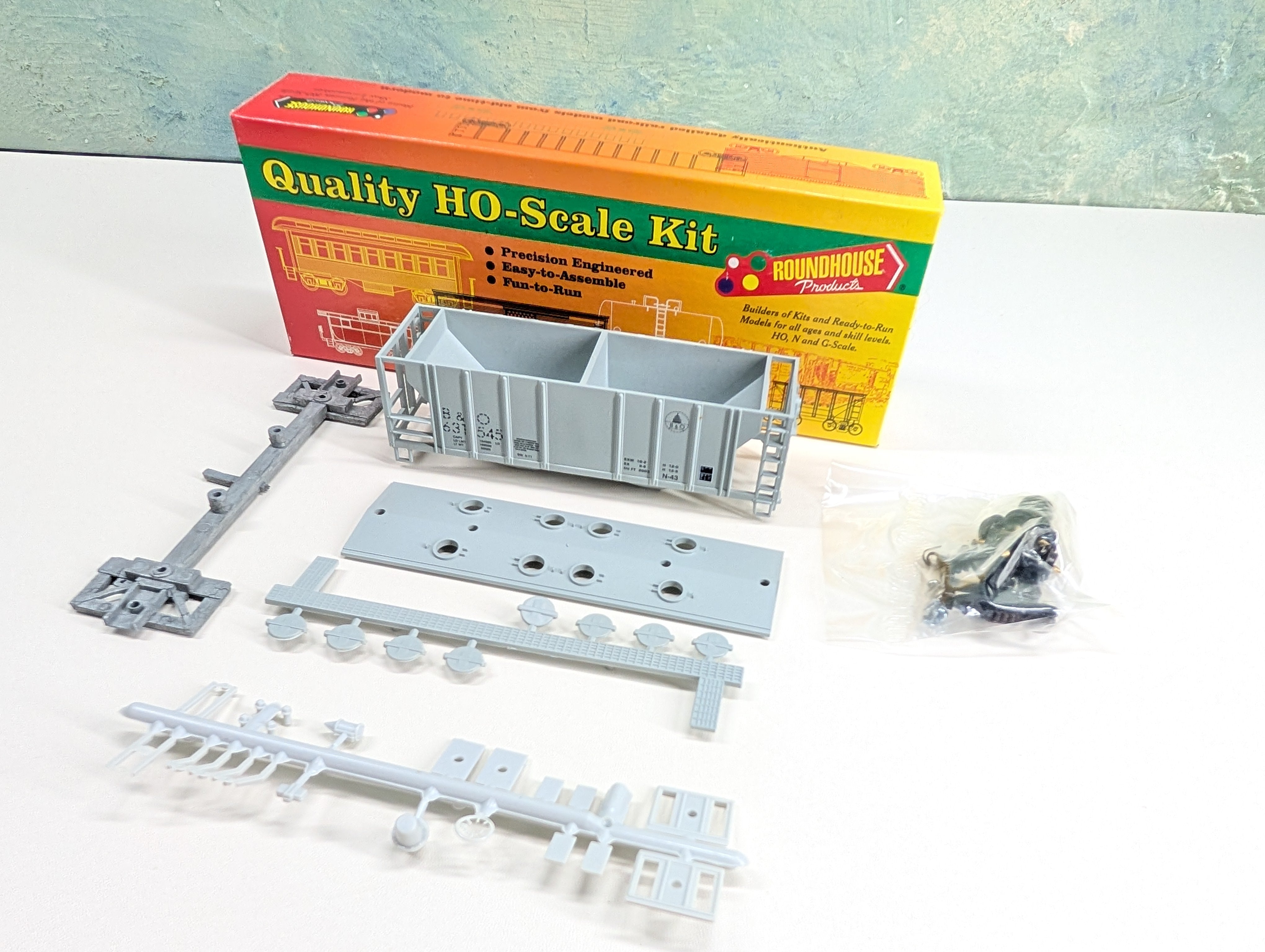USED Roundhouse HO Scale 2 Bay Covered Hopper Milwaukee Road MILW #95787 KIT