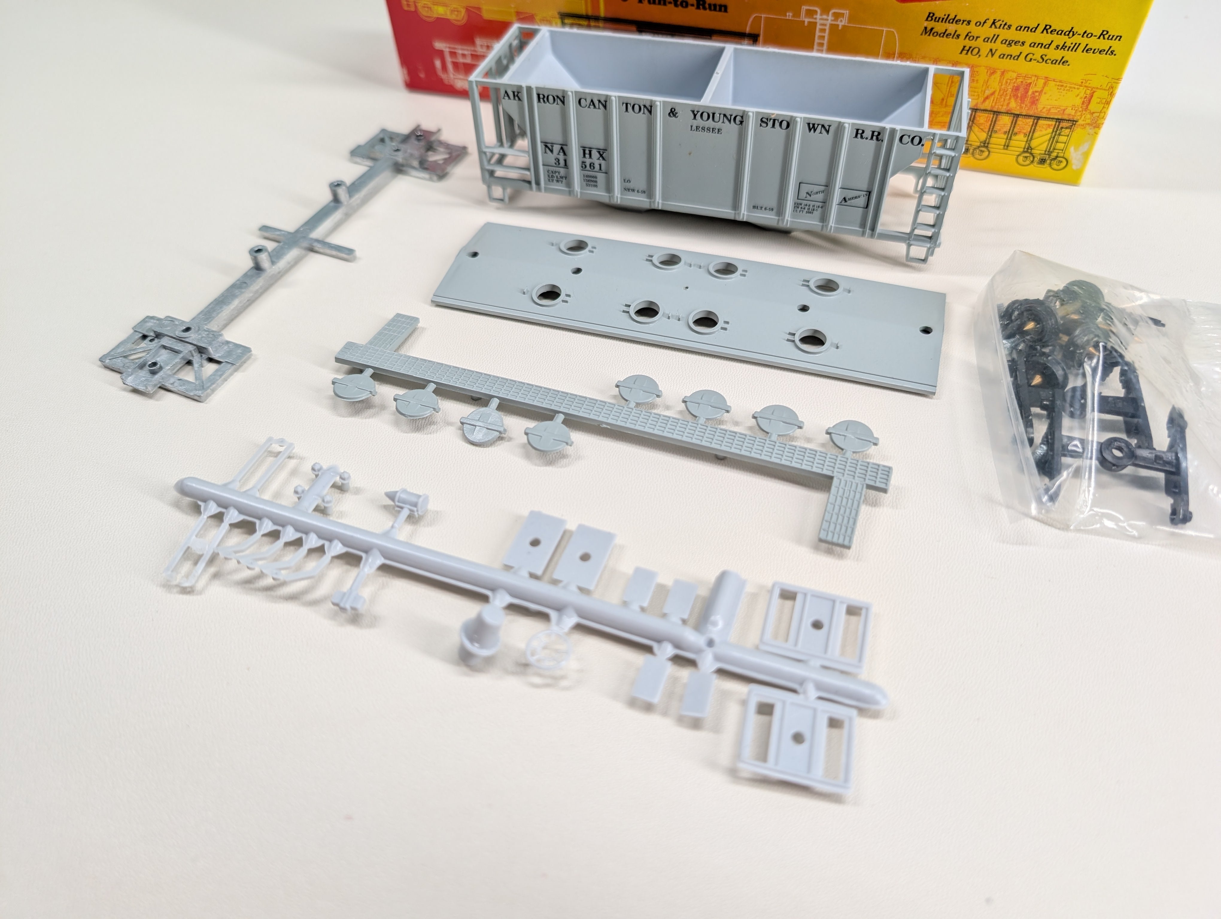 USED Roundhouse HO Scale 2 Bay Covered Hopper Akron Canton & Youngstown NAHX #31561 KIT