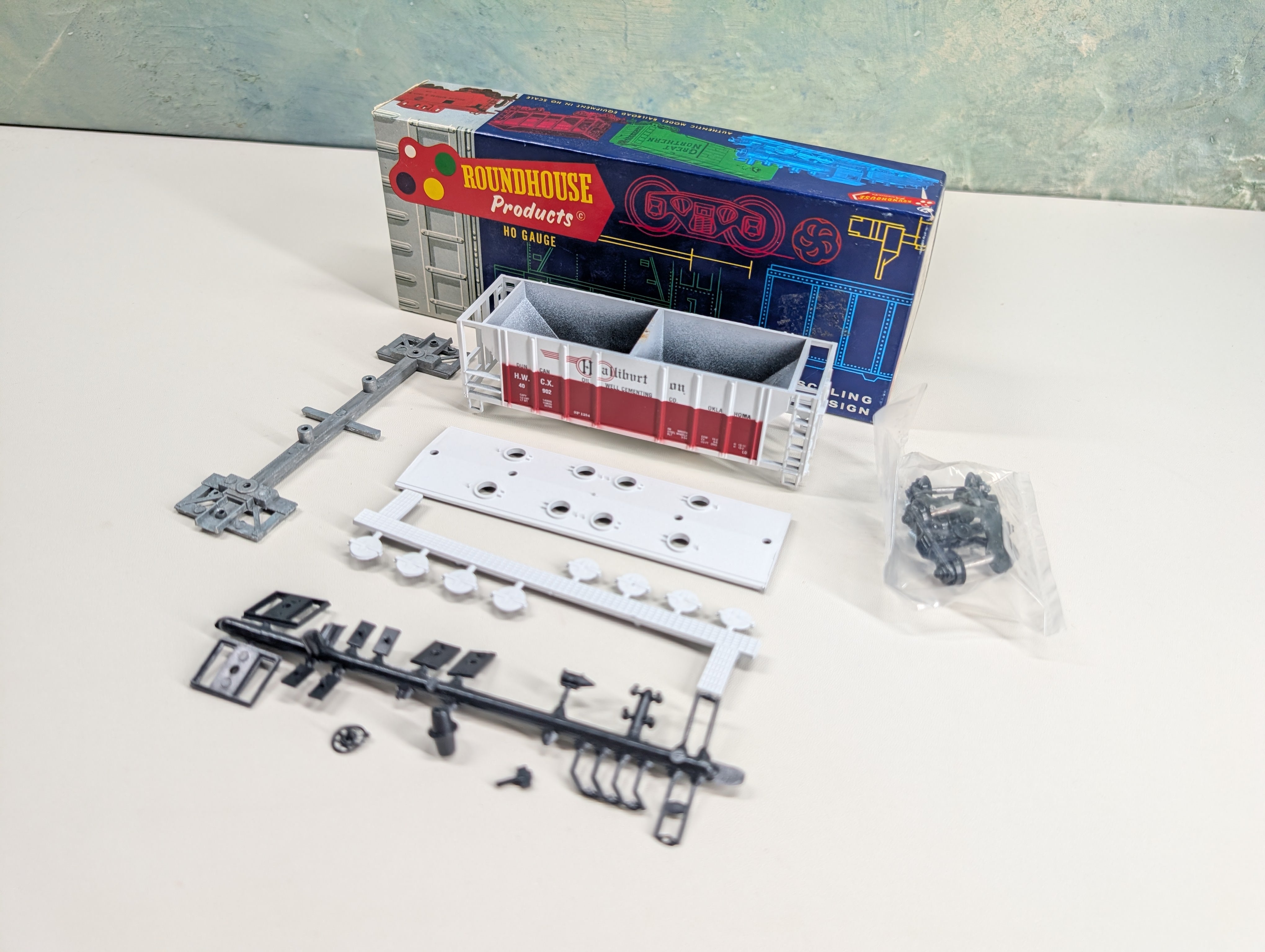 USED Roundhouse HO Scale 2 Bay Covered Hopper Halliburton HWCX #40902 KIT