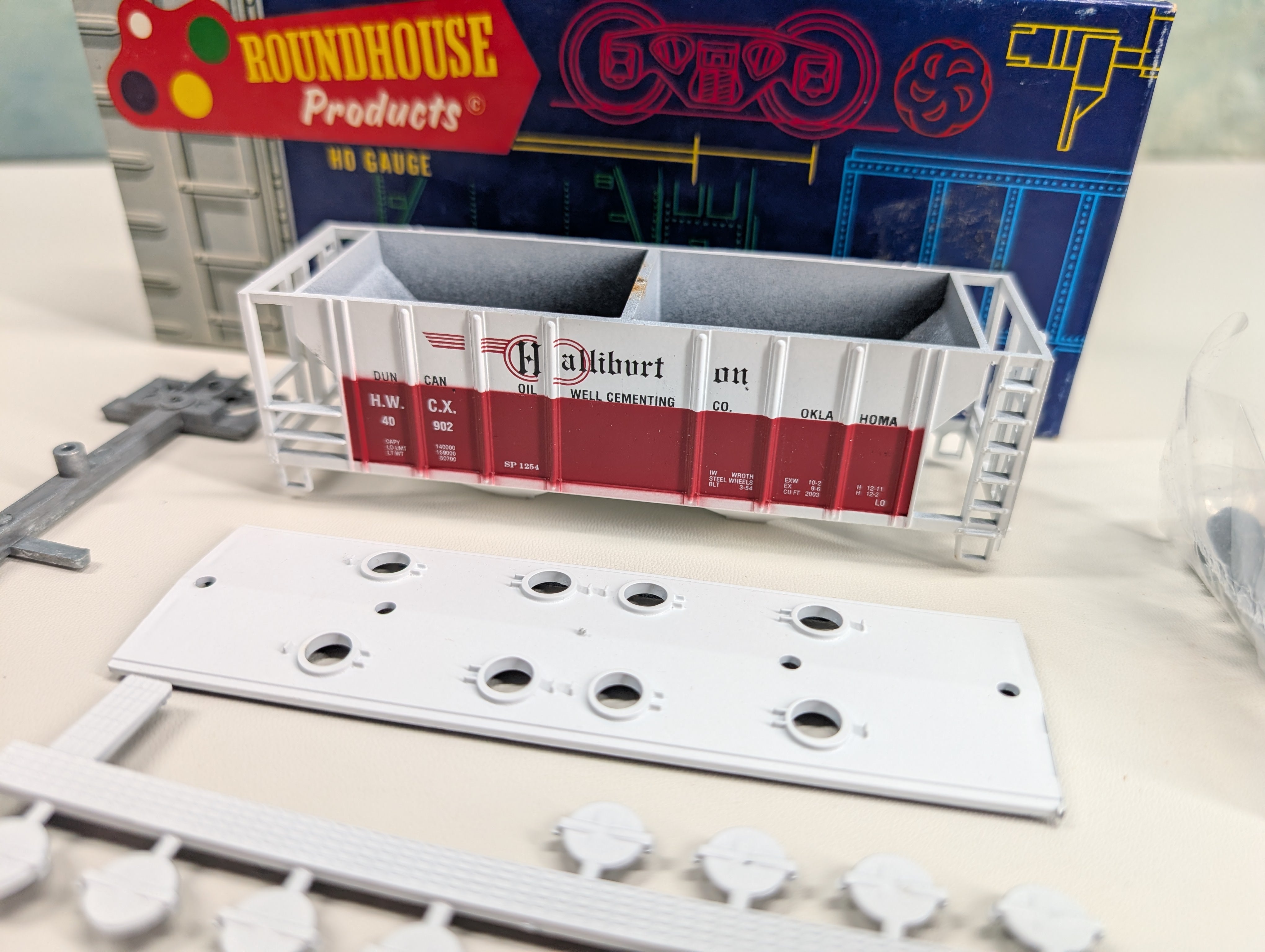 USED Roundhouse HO Scale 2 Bay Covered Hopper Halliburton HWCX #40902 KIT