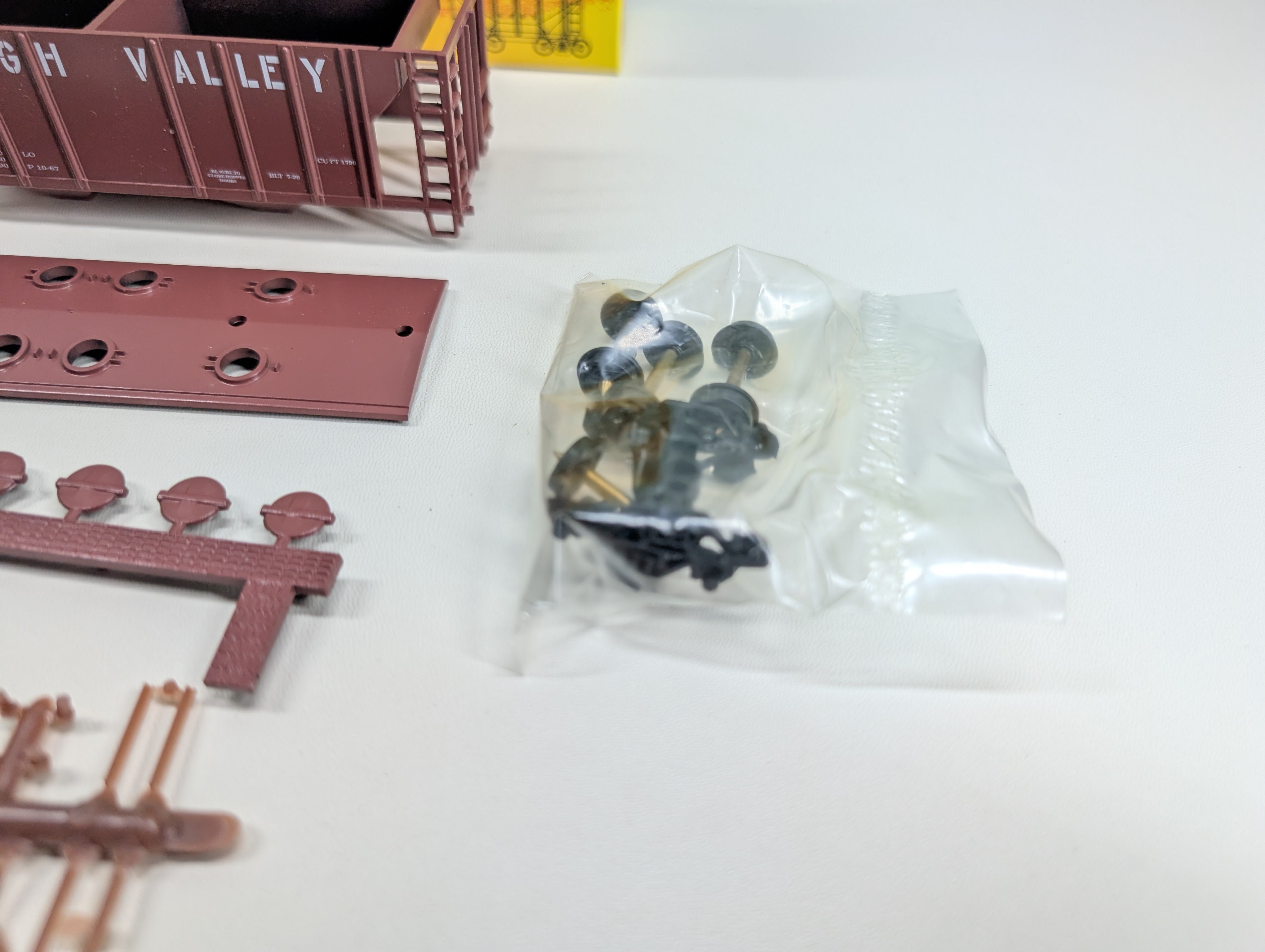 USED Roundhouse HO Scale 2 Bay Covered Hopper Lehigh Valley LV #50384 KIT