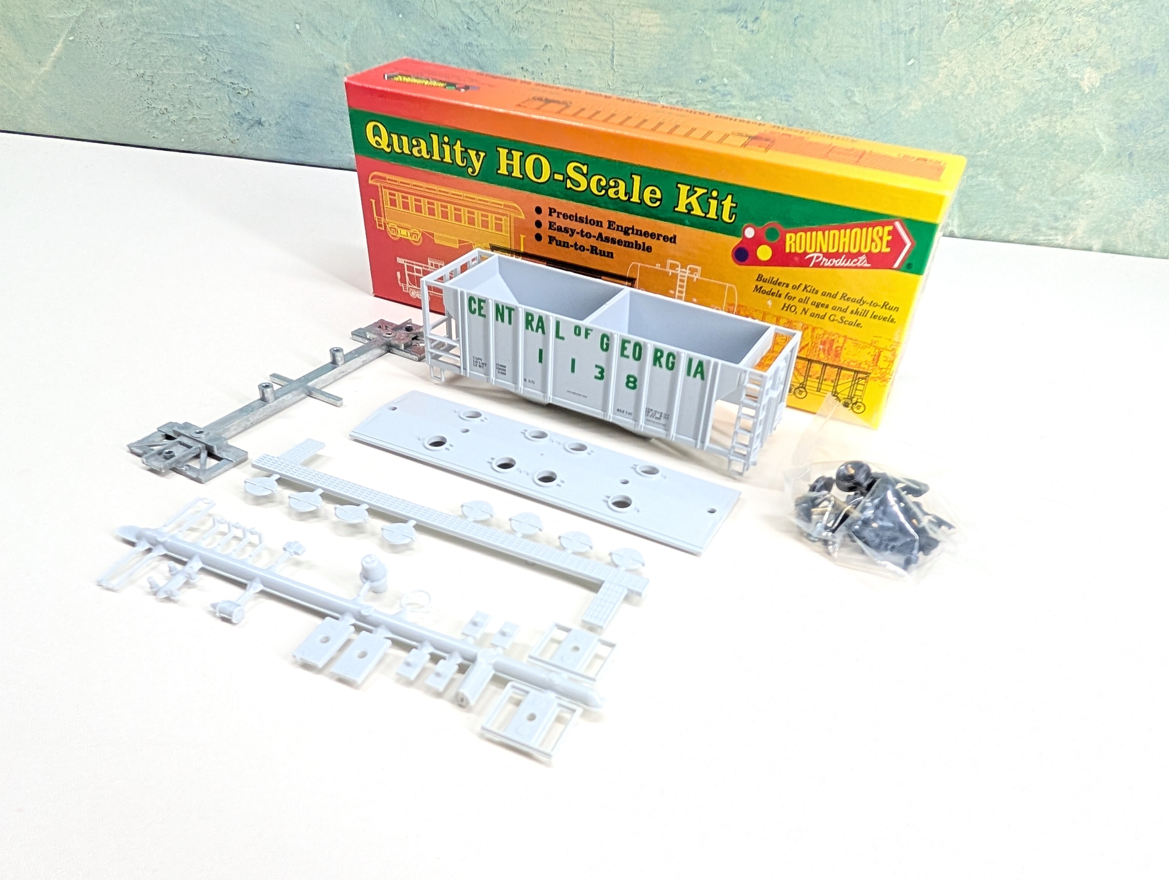 USED Roundhouse HO Scale 2 Bay Covered Hopper Central of Georgia #1138 KIT