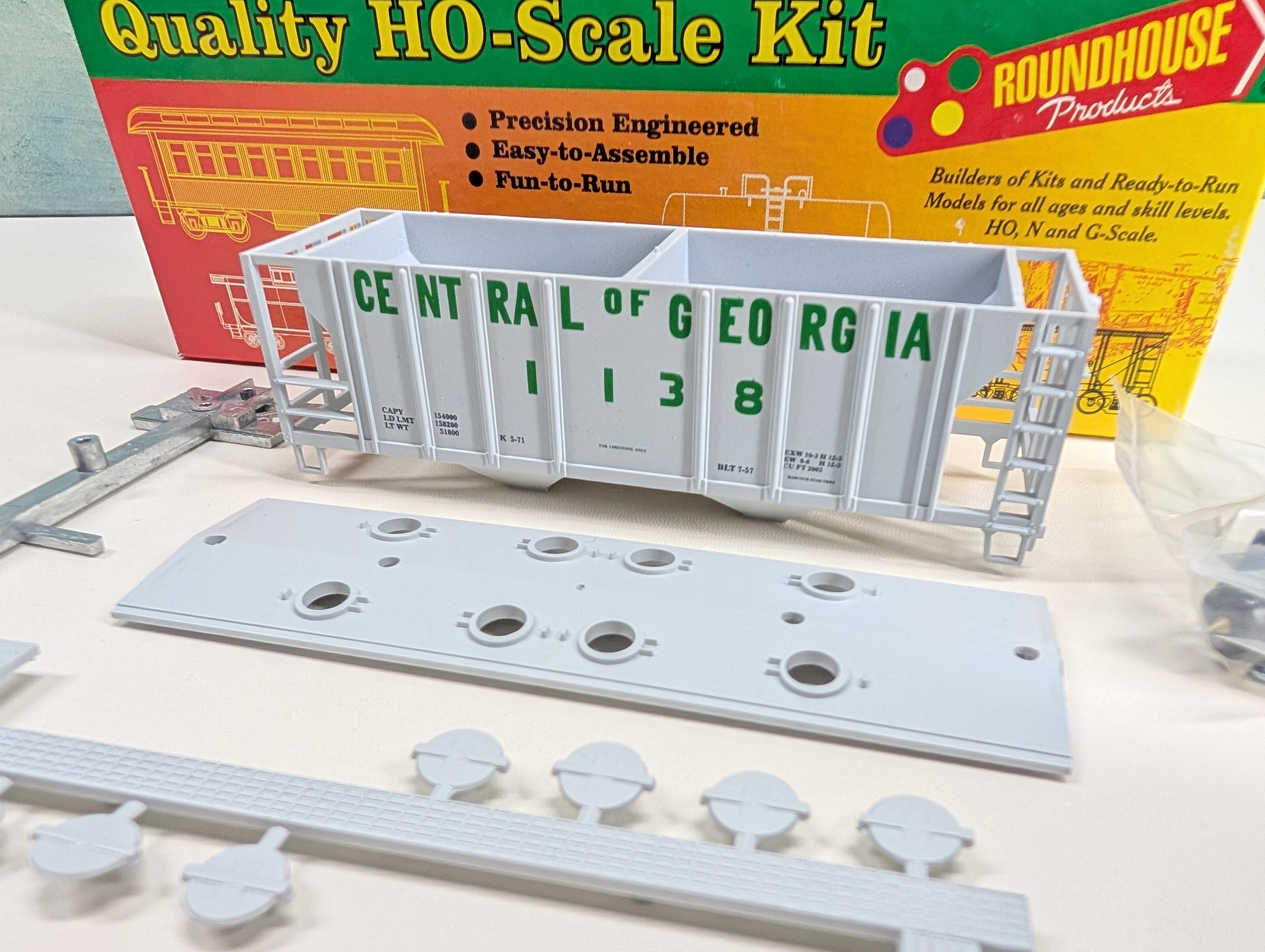 USED Roundhouse HO Scale 2 Bay Covered Hopper Central of Georgia #1138 KIT