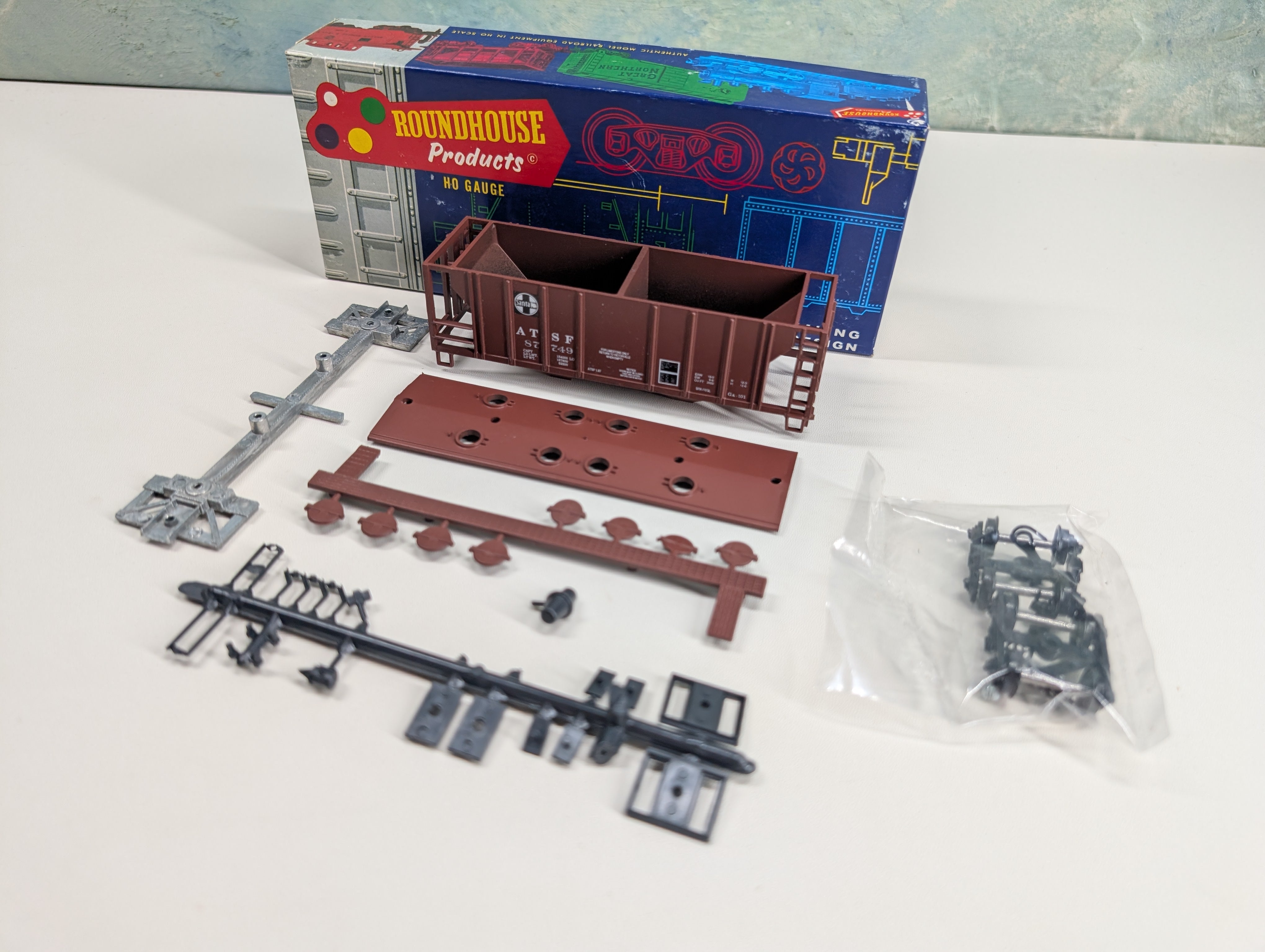 USED Roundhouse HO Scale 2 Bay Covered Hopper Santa Fe ATSF #87749 KIT