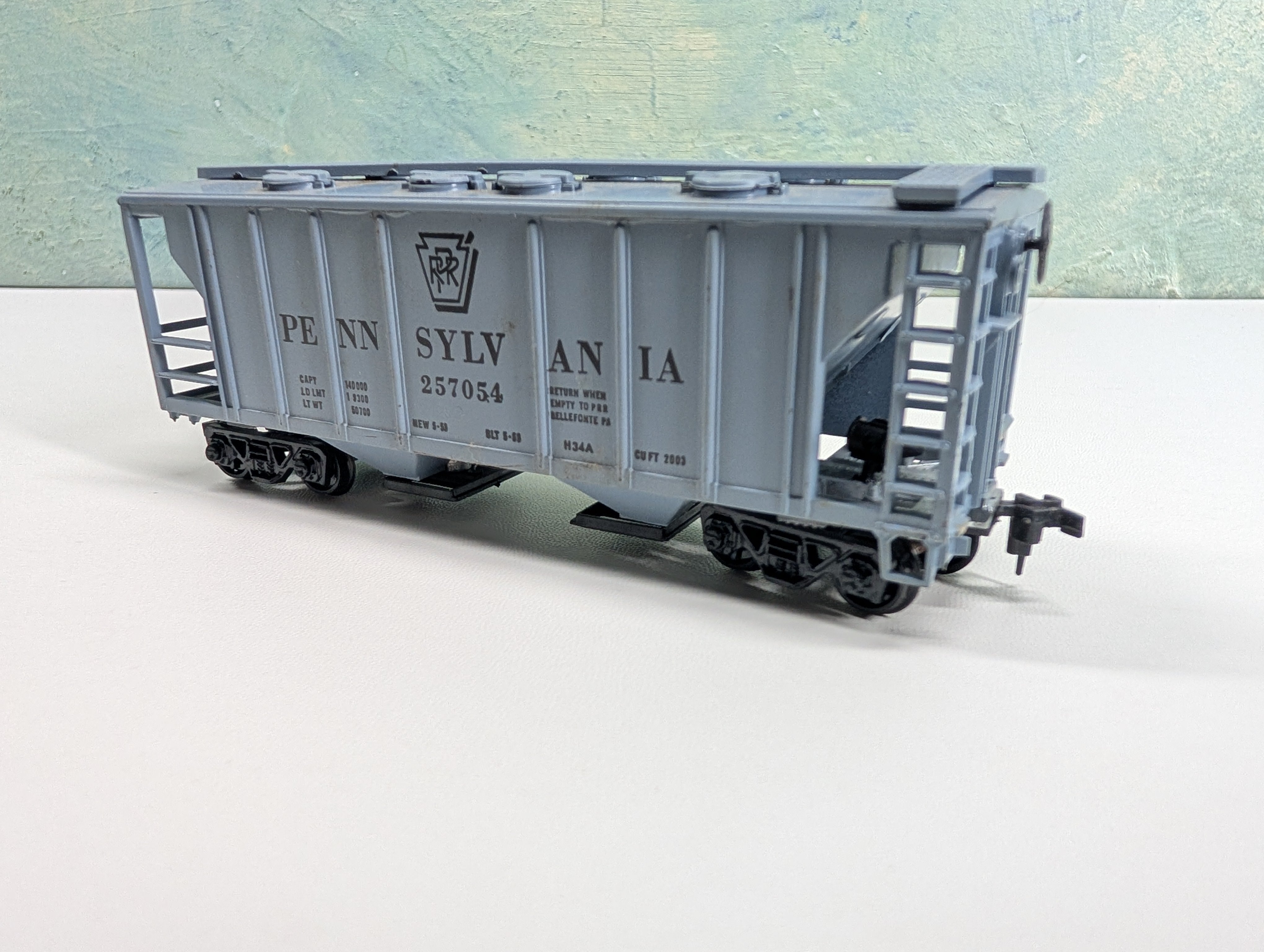 USED Roundhouse HO Scale 2 Bay Covered Hopper Pennsylvania PRR #257054
