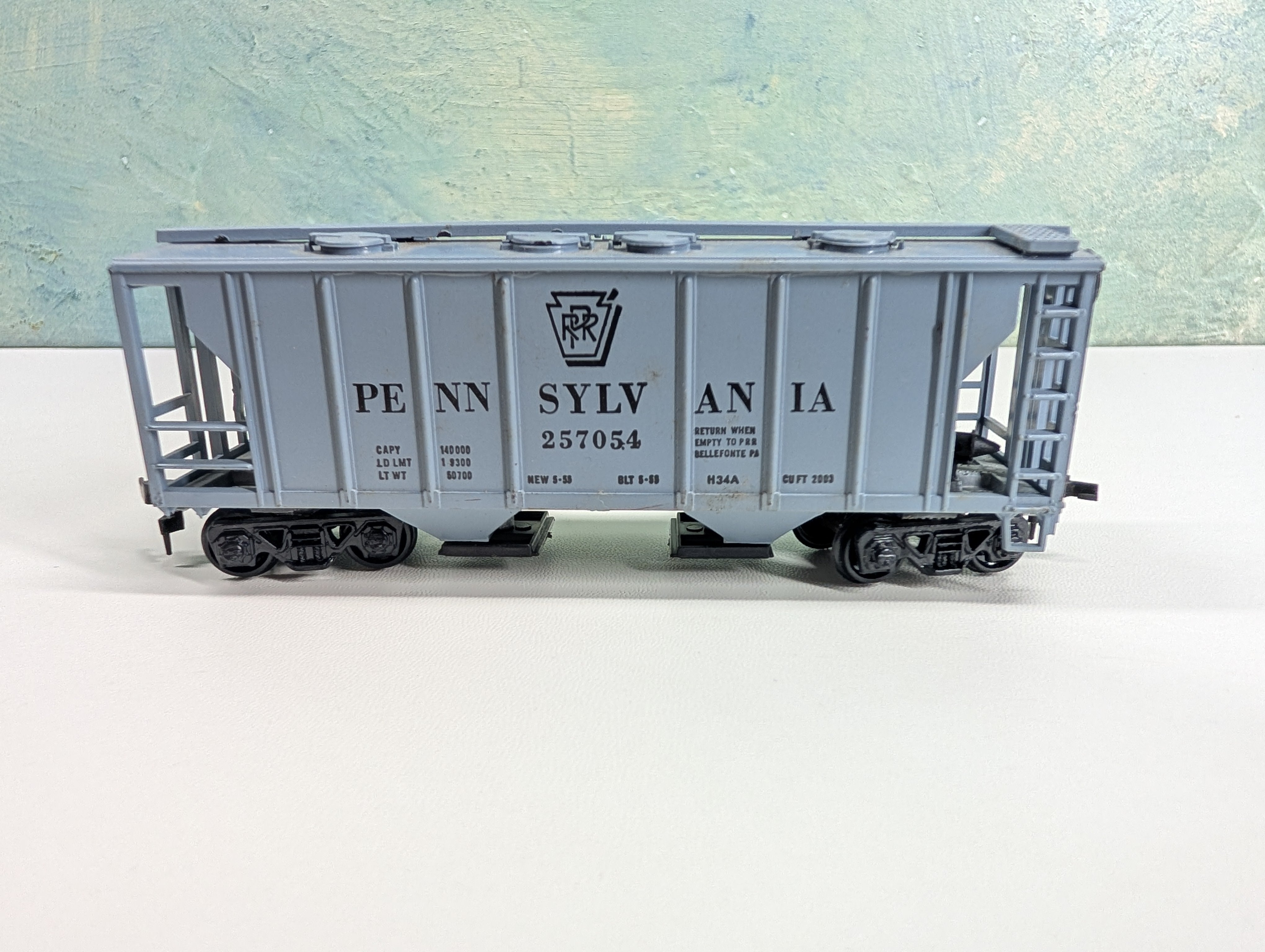 USED Roundhouse HO Scale 2 Bay Covered Hopper Pennsylvania PRR #257054