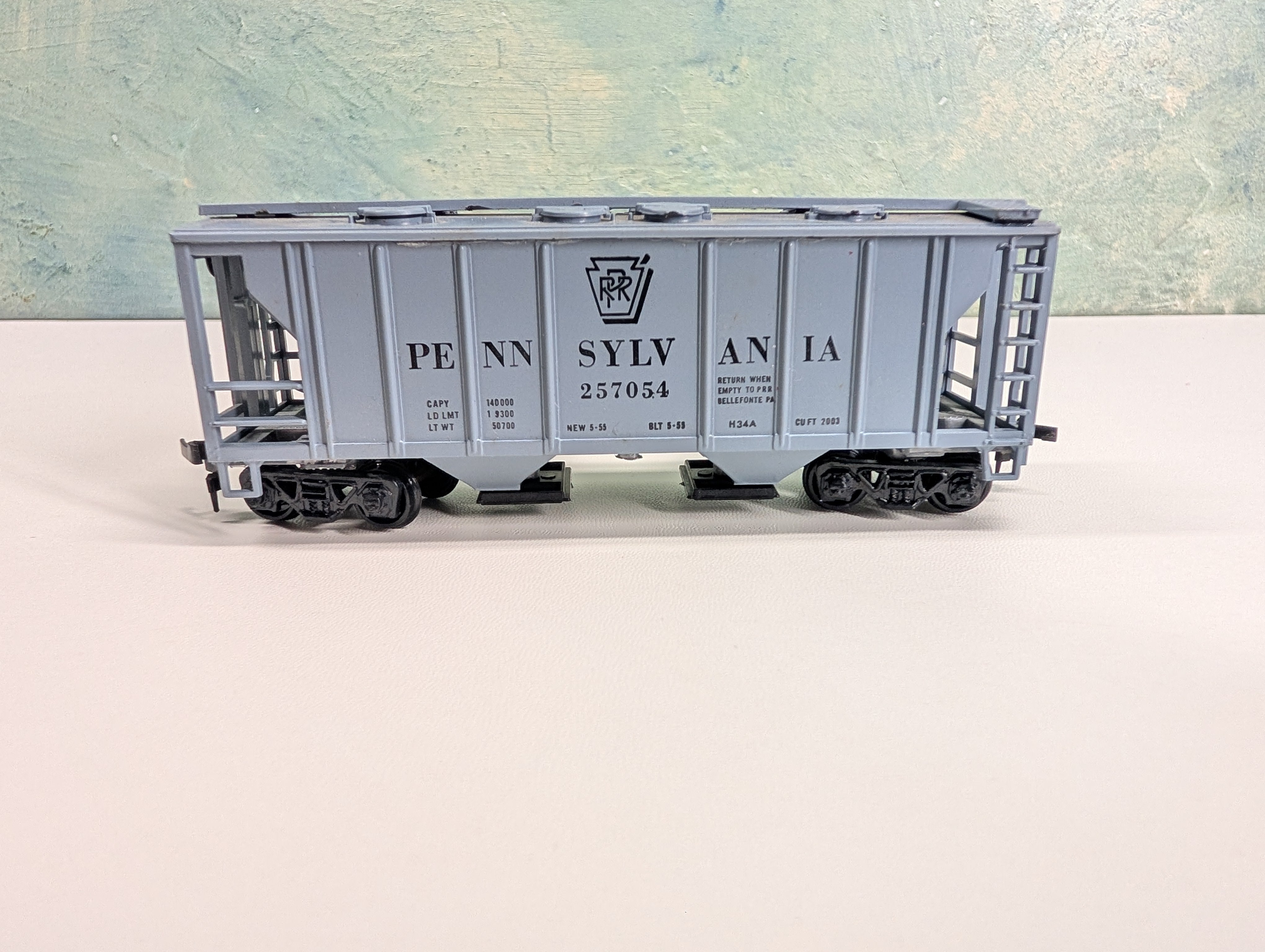 USED Roundhouse HO Scale 2 Bay Covered Hopper Pennsylvania PRR #257054
